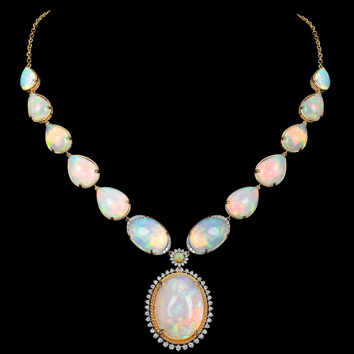 Taille cabochon Opale cabochon du 21e siècle  Collier goutte d'or en vente