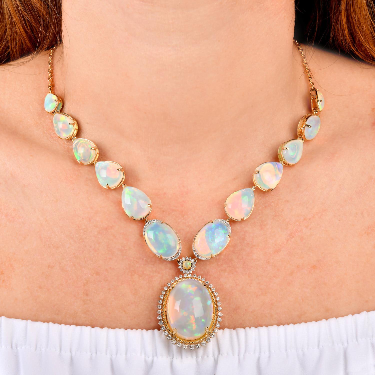 Opale cabochon du 21e siècle  Collier goutte d'or Pour femmes en vente