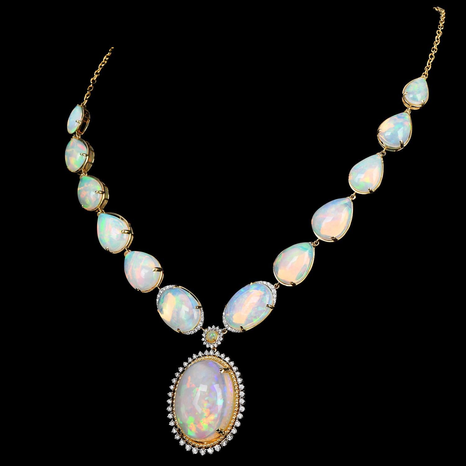 Opale cabochon du 21e siècle  Collier goutte d'or en vente 1