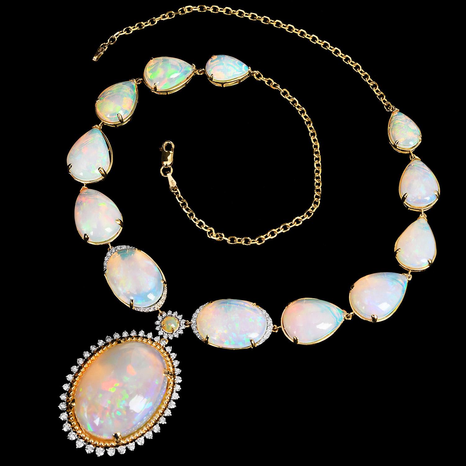 Opale cabochon du 21e siècle  Collier goutte d'or en vente 2