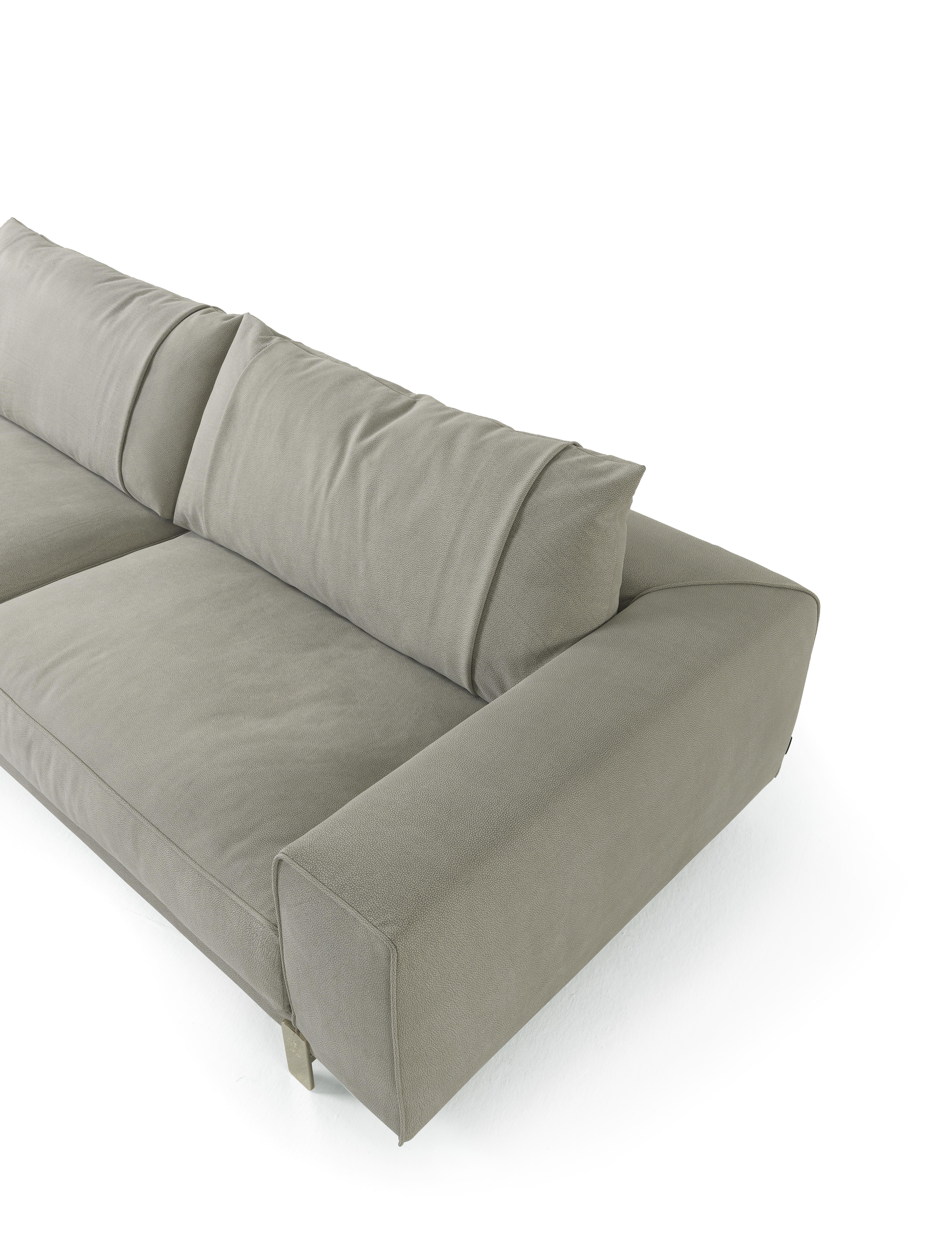 Contemporary 21st Century Caicos 3-Seater Sofa in Leather by Roberto Cavalli Home Interiors  For Sale