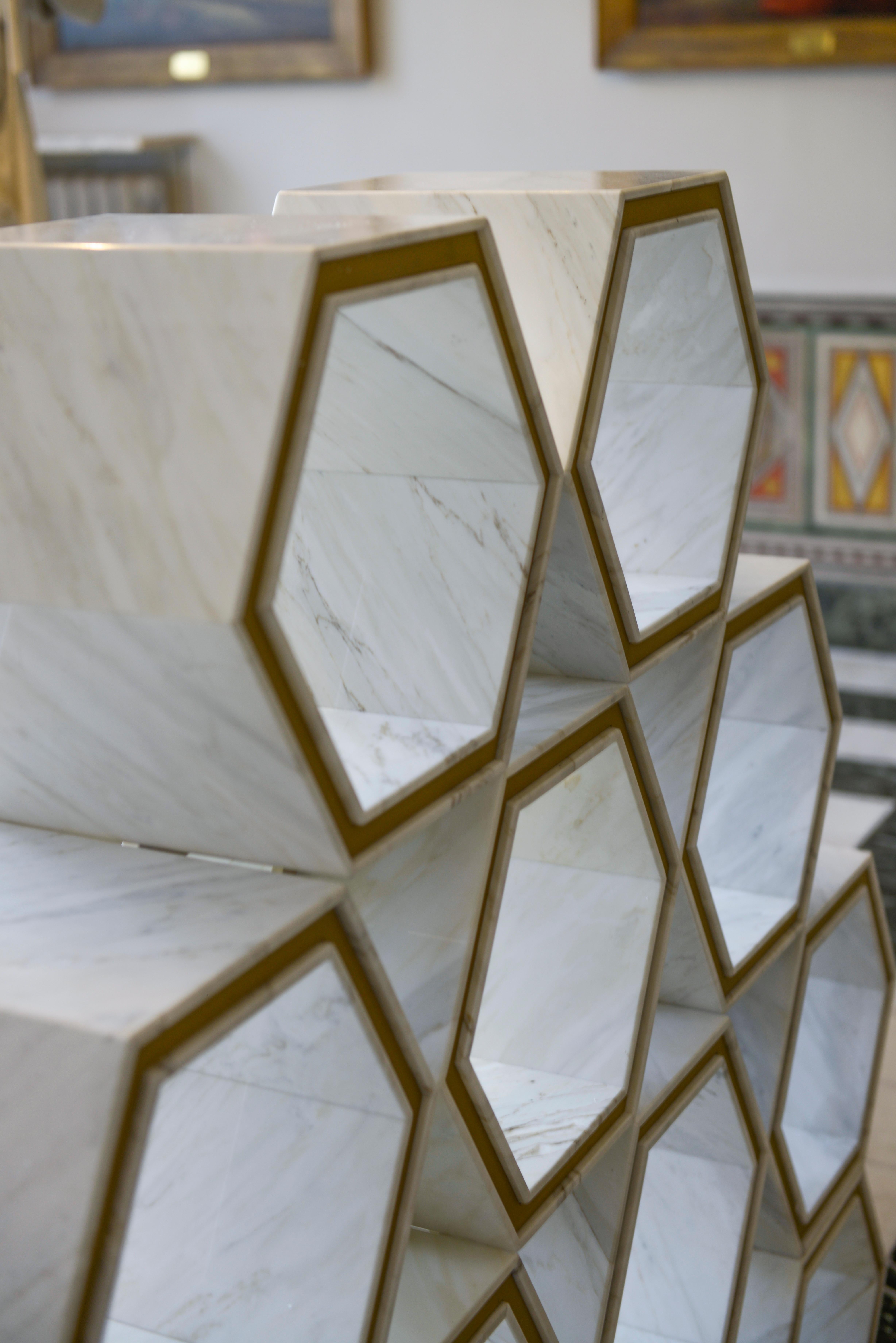 italien Bibliothèque hexagonale autoportante en métal et marbre de Carrare Calacatta du 21e siècle en vente
