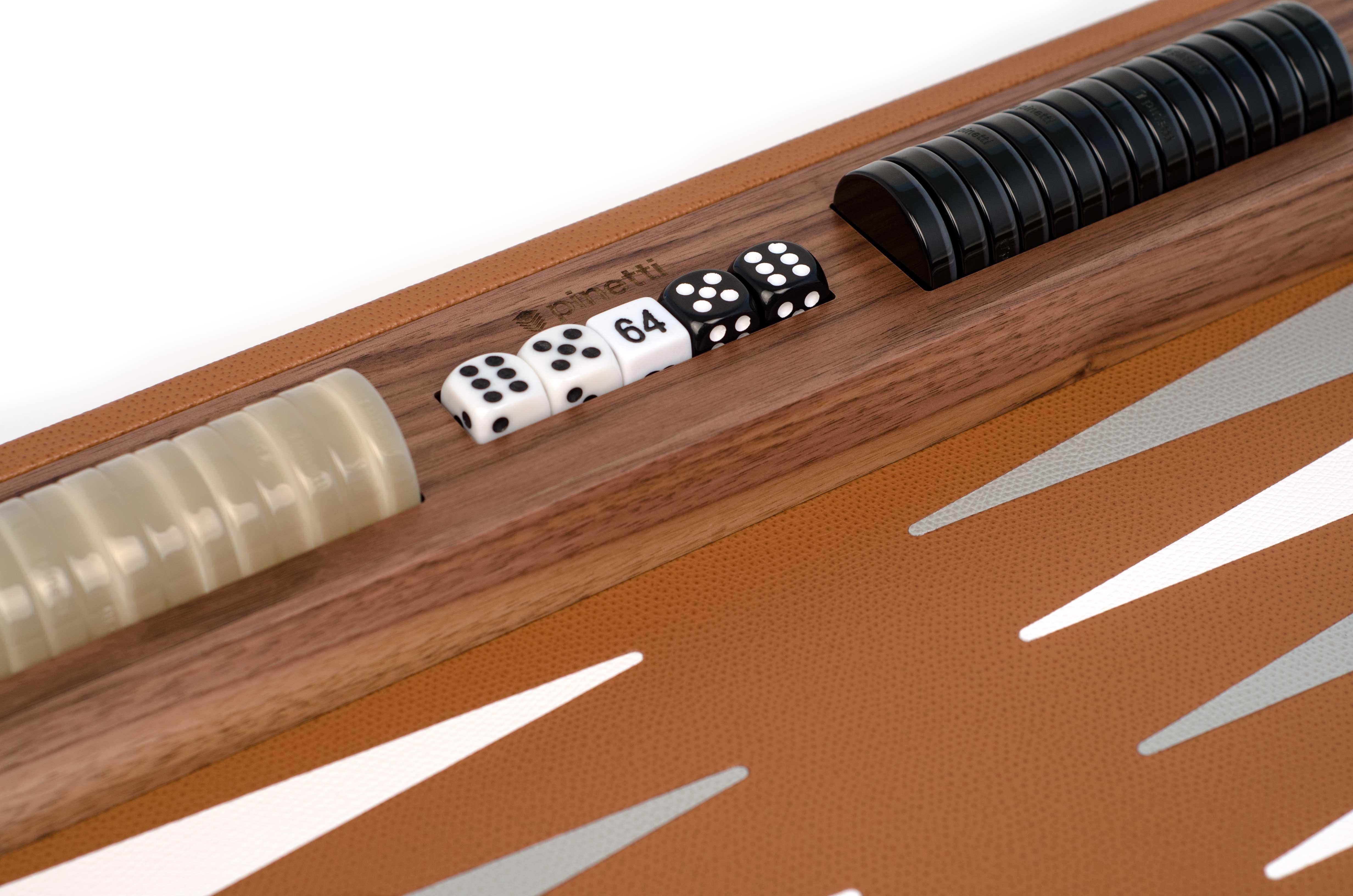 Moderne Ensemble de backgammon du 21e siècle en cuir de camel et bois de noyer, fabriqué à la main en Italie en vente
