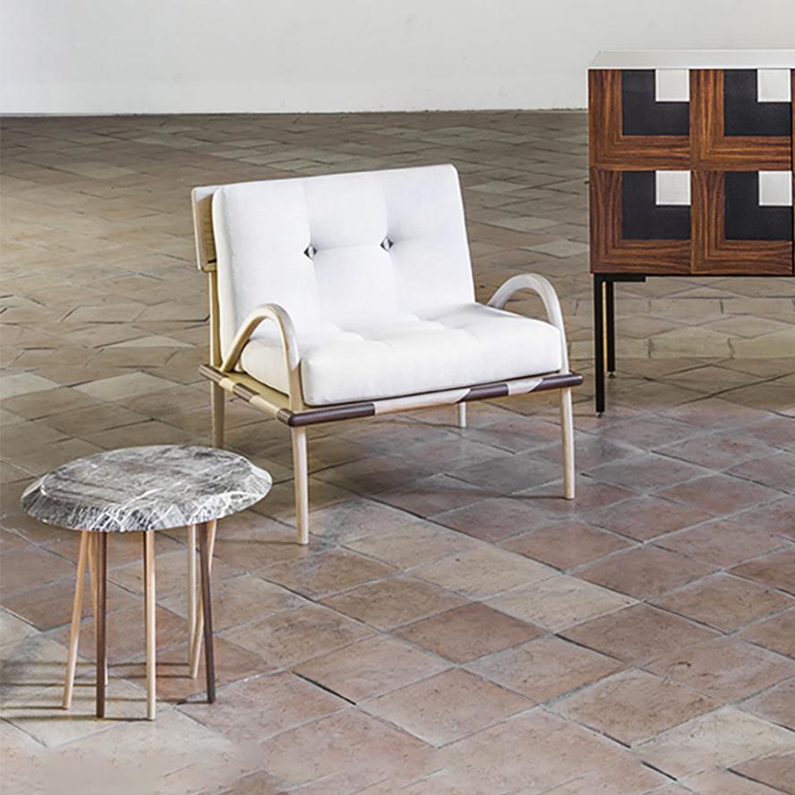 Fait main Table d'appoint Canneto du 21e siècle en marbre, frêne et noyer, fabriquée en Italie en vente