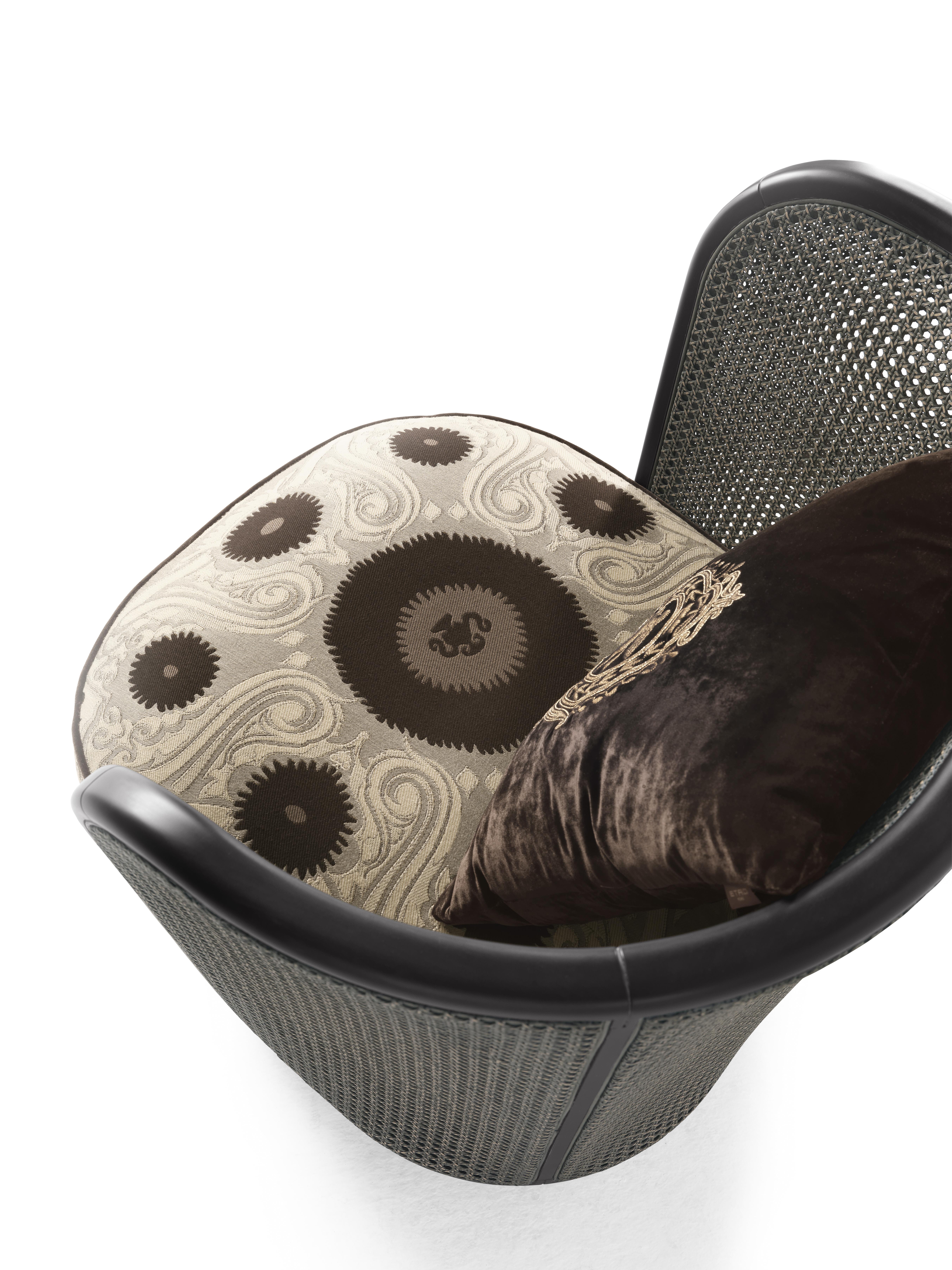 Nomadengeist und Reisevorschläge für den Caral-Sessel.
Das Gestell der Rückenlehne ist aus dunklem, matt gefärbtem Wenge-Holz mit matt gefärbtem Schilfrohr in Smoke Grey, einem neuen und zarten Grauton, gefertigt, während die Polsterung aus