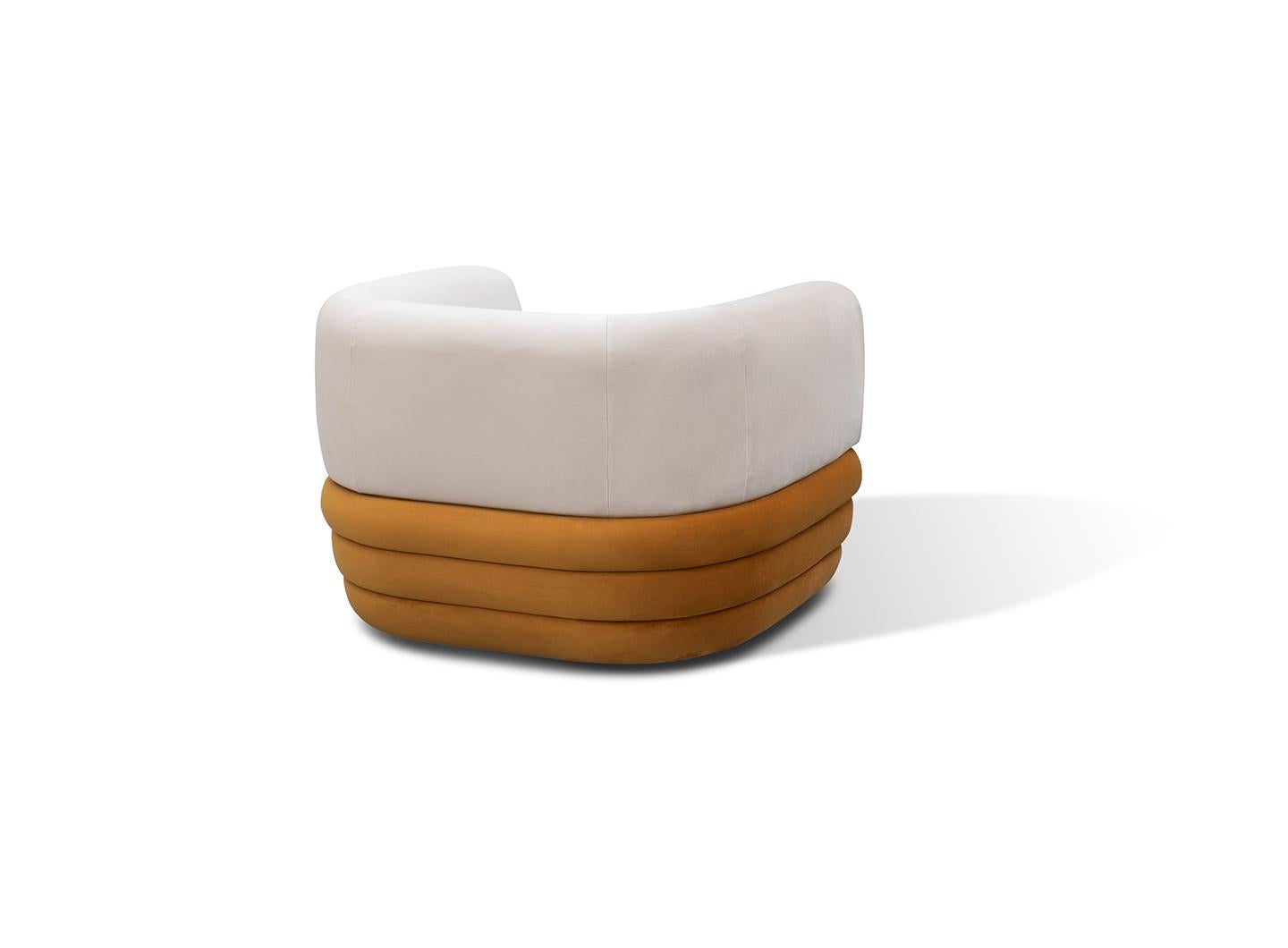 Sessel gekennzeichnet durch eine weiche Rückenlehne perfekt geformt, dass Sie umarmt und erhöht den Komfort.
Die Basis wird durch drei separate Teile bereichert, die um den Sessel herumgehen und ihn zu einem einzigartigen Stück machen, das stilvoll