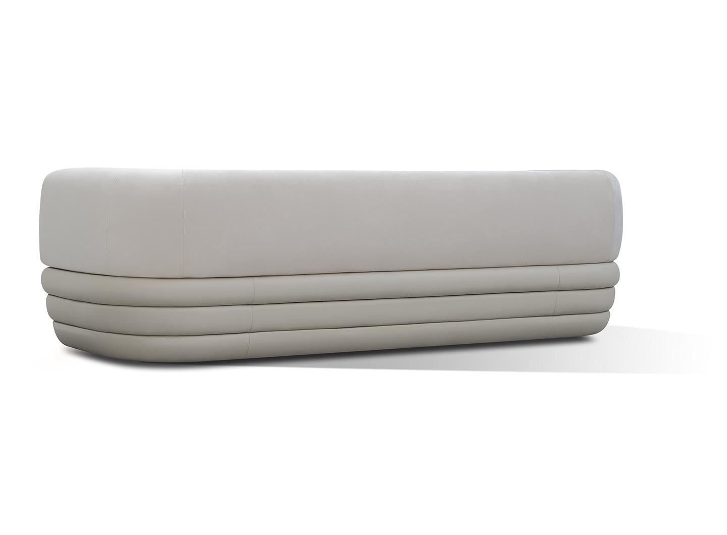 Das Dreisitzer-Sofa zeichnet sich durch eine weiche, perfekt geformte Rückenlehne aus, die Sie umarmt und den Komfort erhöht.
Die Basis wird durch drei separate Teile bereichert, die um den Sessel herum verlaufen und ihn zu einem einzigartigen
