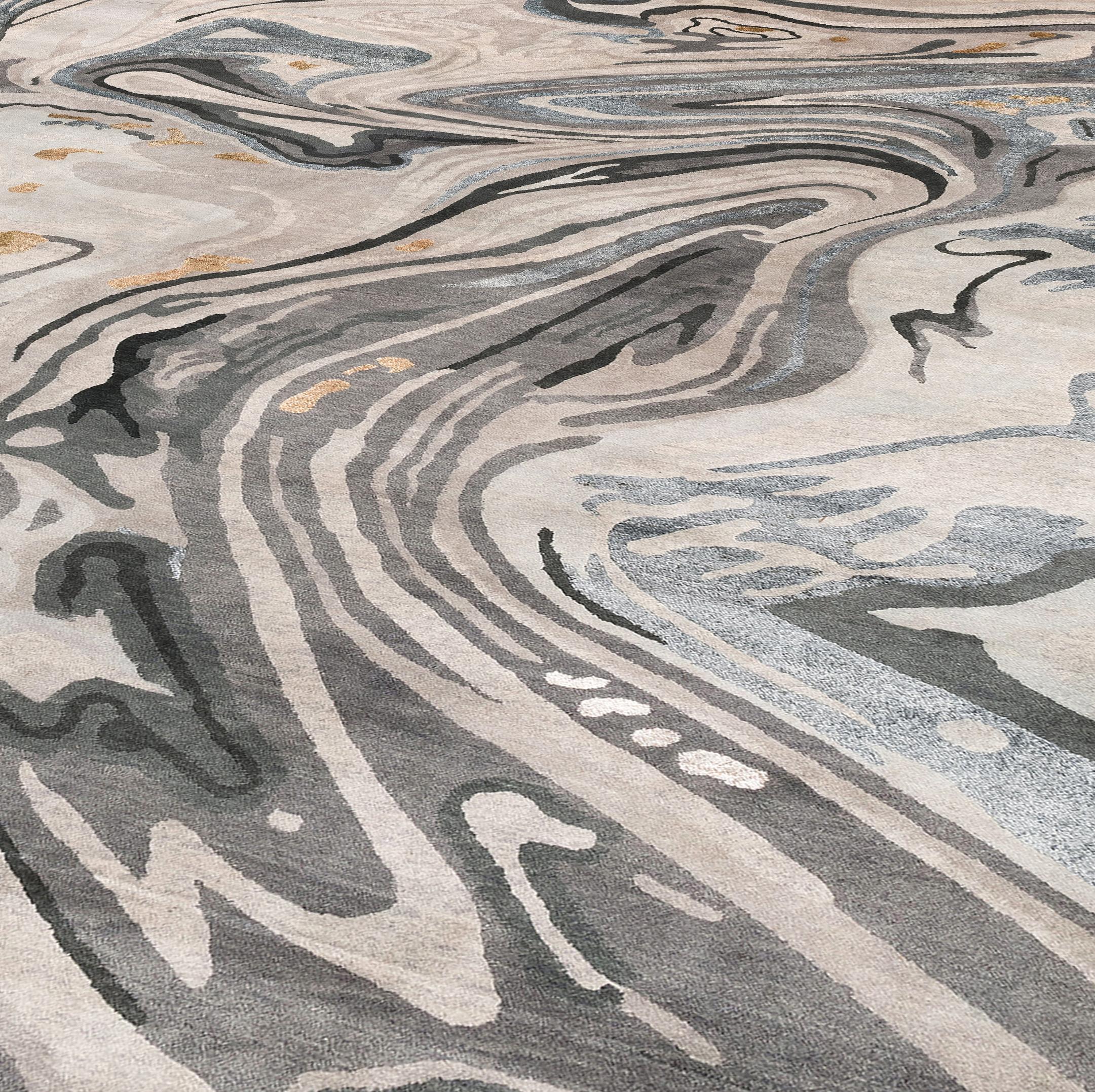 Der Teppich zeichnet sich durch ein abstraktes Design mit künstlerischem Flair aus, das mit kühlen, beruhigenden Tönen wie Perlgrau, Aschgrau und Pilz gemischt ist. Wolle aus dem Himalaya und Seide vermischen sich zu Schichten von Textur und der