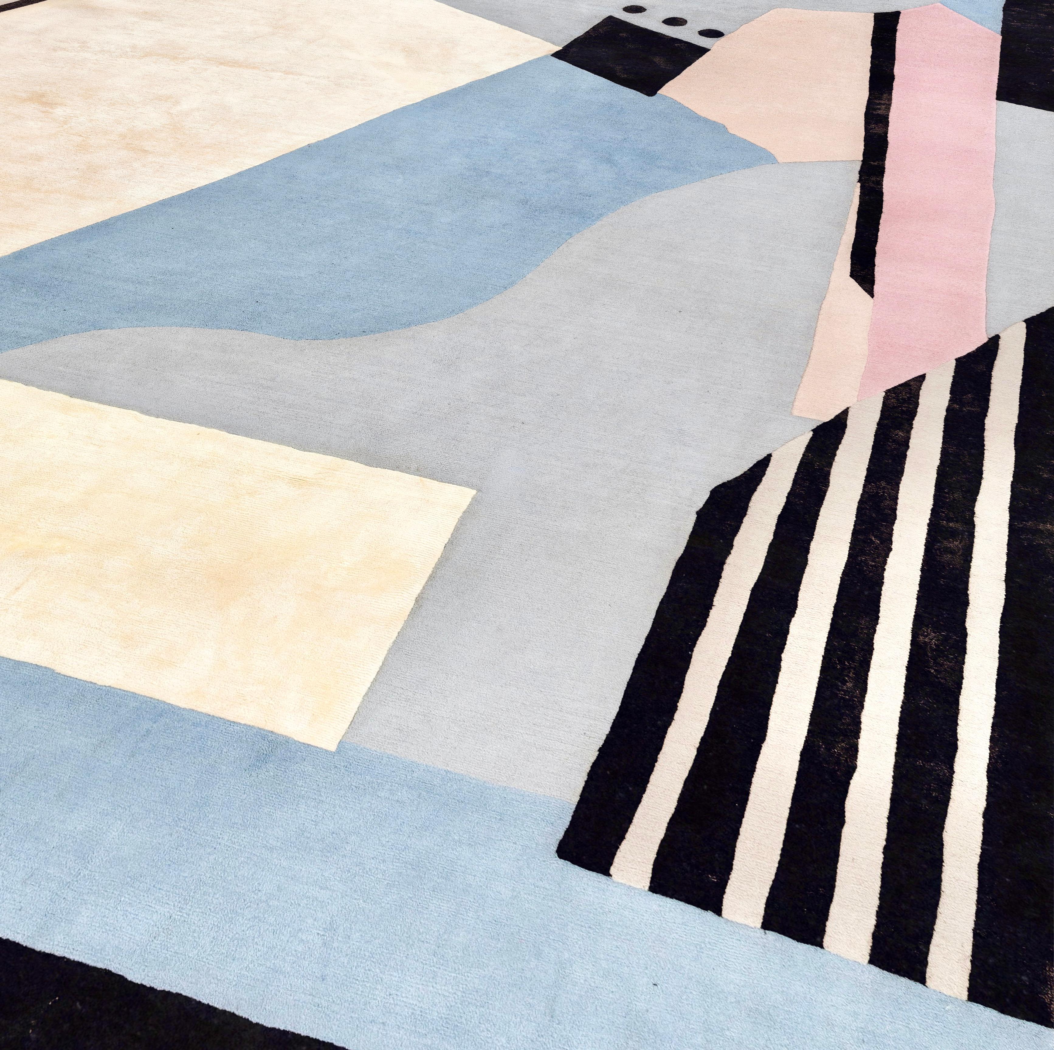 Ein wahres Textilkunstwerk, eine Hommage an die Avantgarde des Dadaismus. Dieser Teppich zeigt ein abstraktes Muster in einer reizvollen Kombination aus Azur, Rosa und Beige, das nur von schwarzen Linien unterbrochen wird. Es wird von nepalesischen