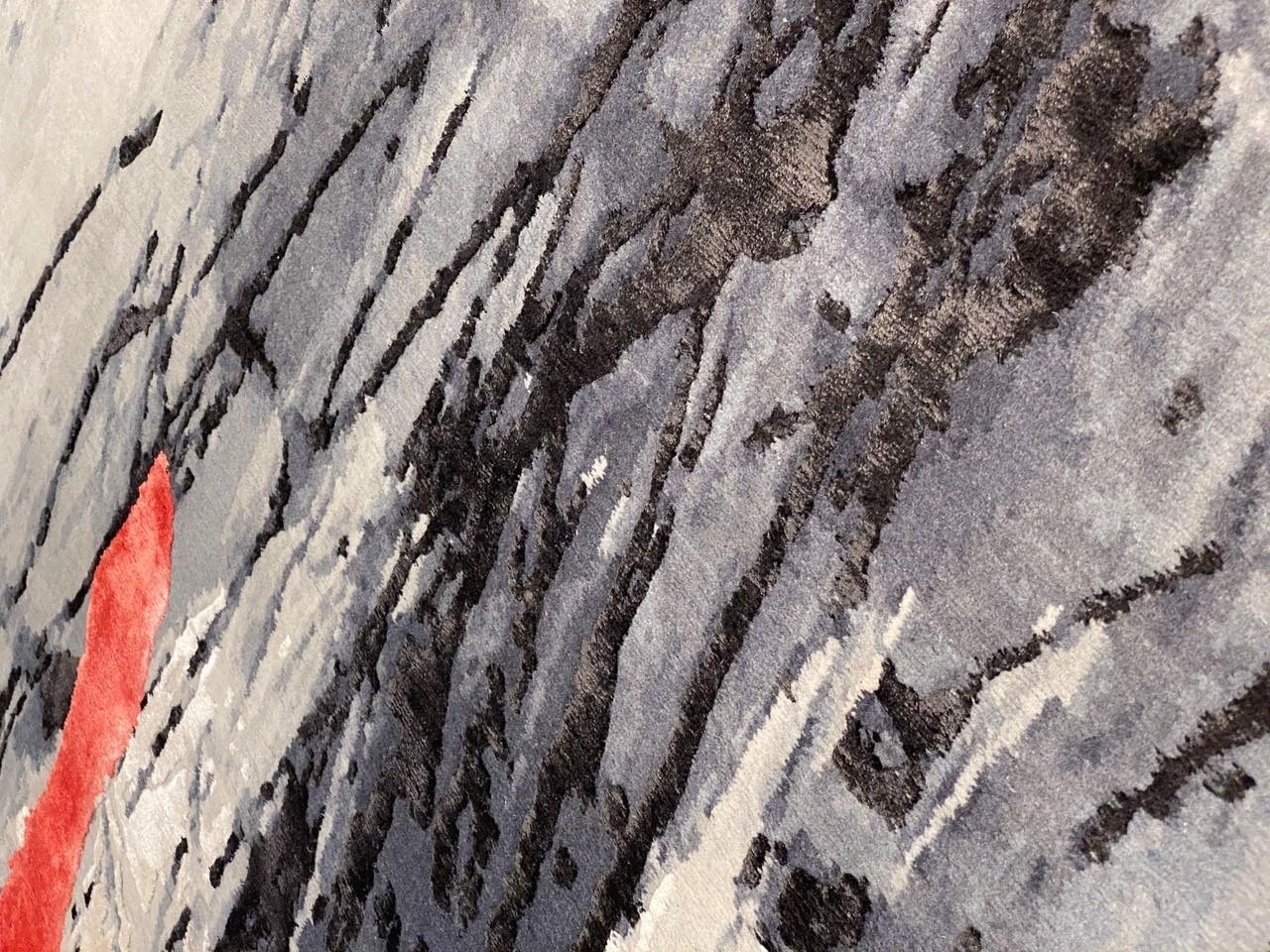 Teppichteppich des 21. Jahrhunderts The Cloud aus Himalaya-Wolle und Seide in Grau, Schwarz, Rot (Nepalesisch) im Angebot