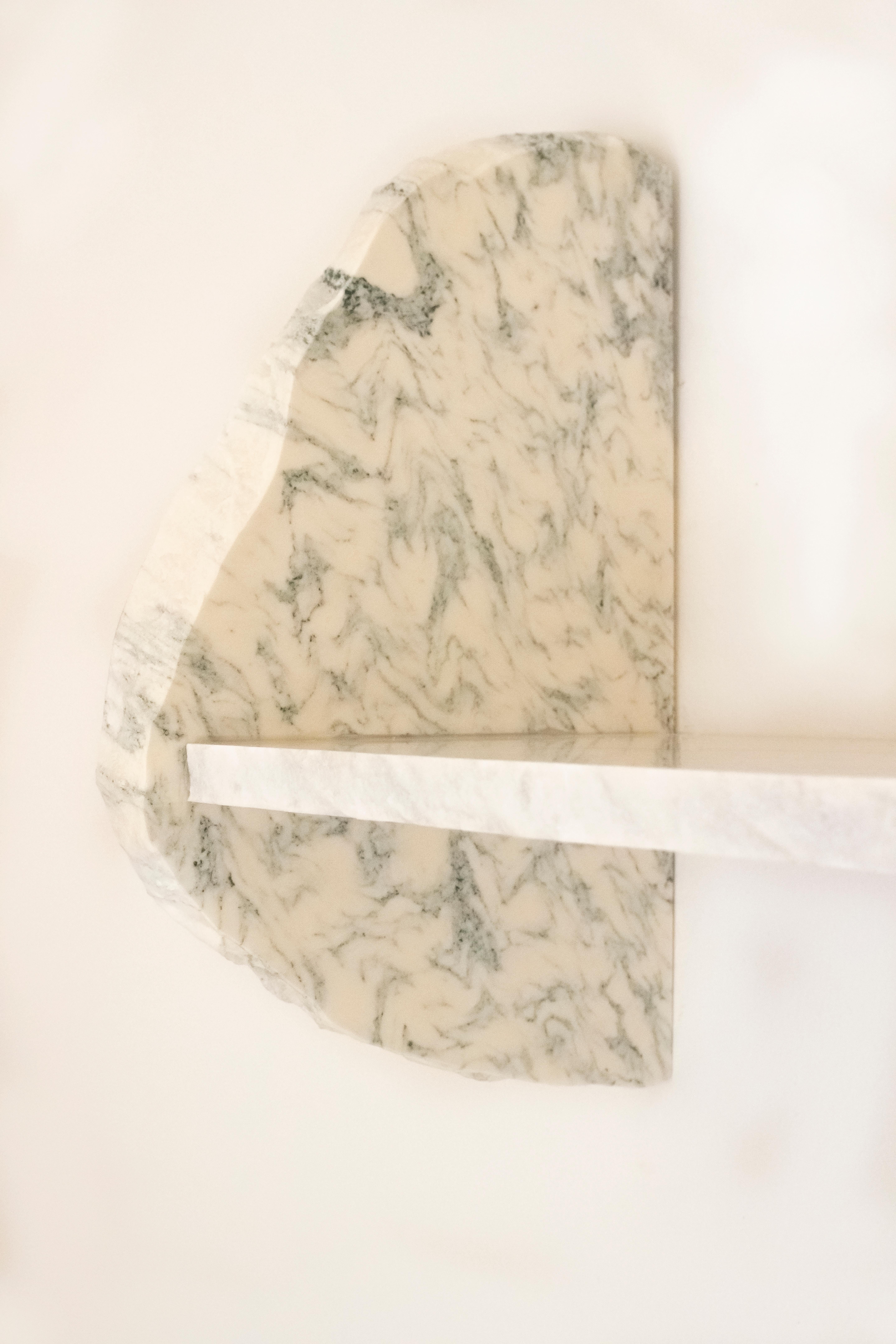 Carrara-Marmorregal des 21. Jahrhunderts, handgefertigt in Italien von Ilaria Bianchi (Handgefertigt) im Angebot