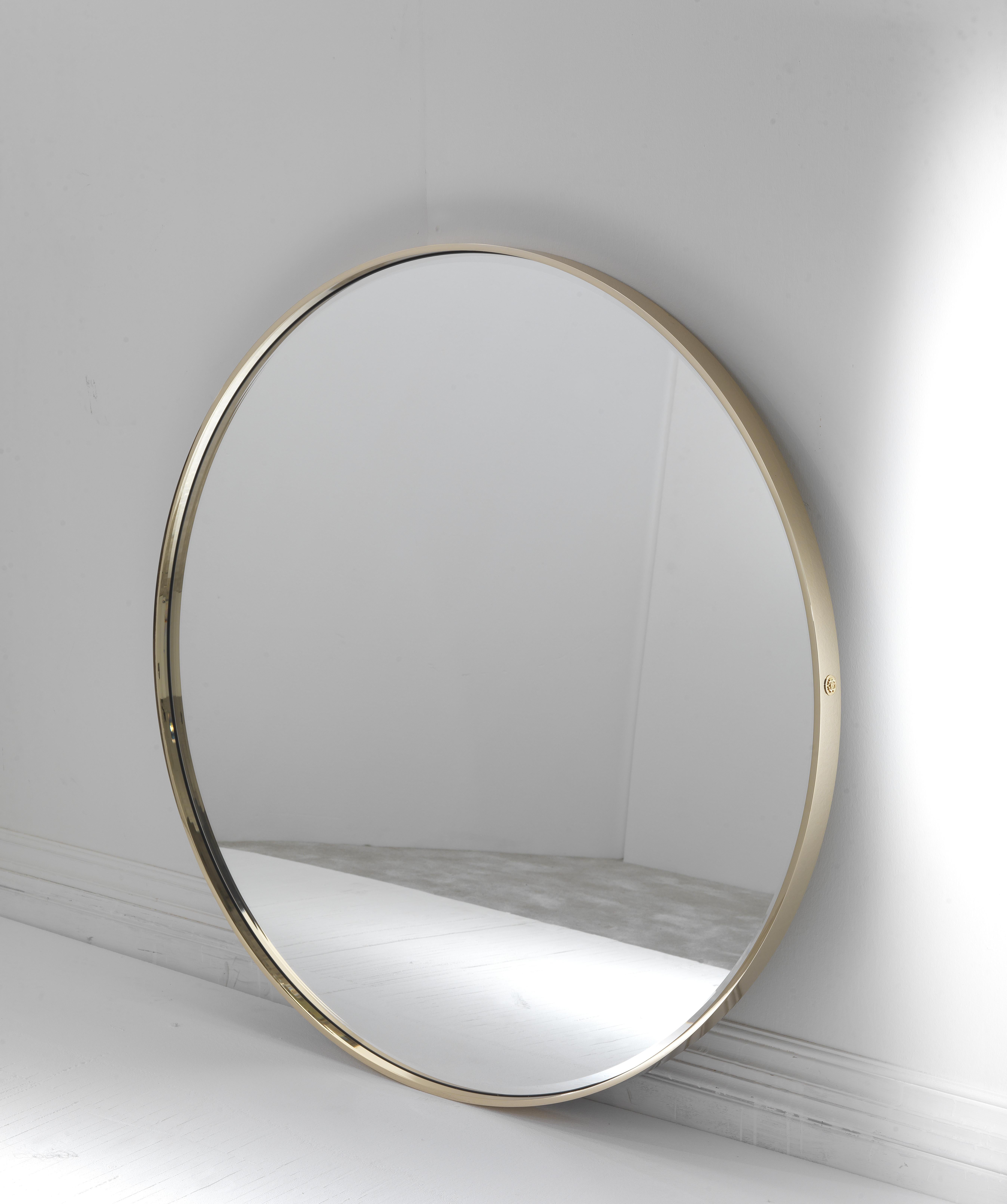 Casquet Mirror with metal frame in gold finishing. Natural mirror.