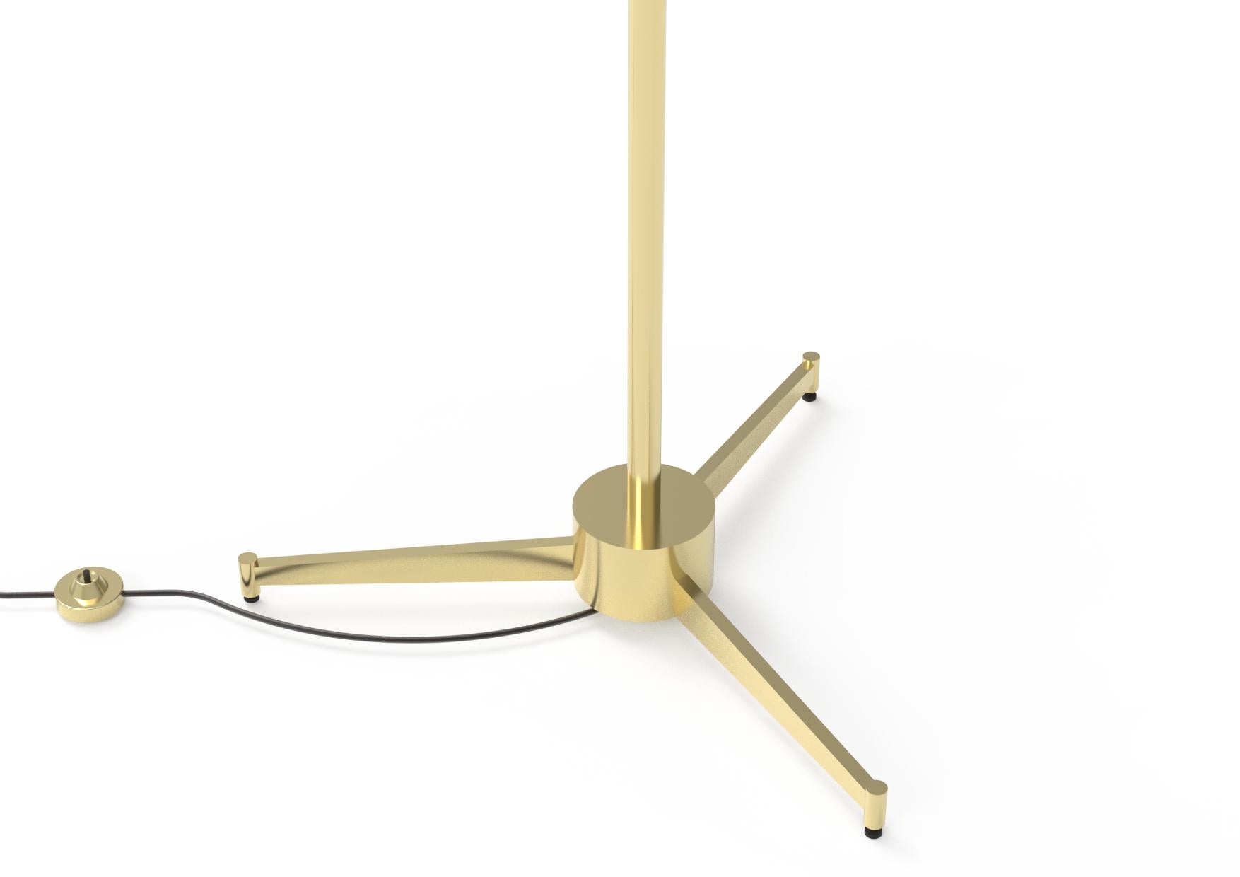 Lampada da terra a cavalletto in ottone di Angelo Lelii per Arredoluce. Base per treppiede con supporti regolabili. Anche il braccio della luce è regolabile. Faretto in alluminio verniciato in nero semi-opaco. Controllo dell'illuminazione on-off.