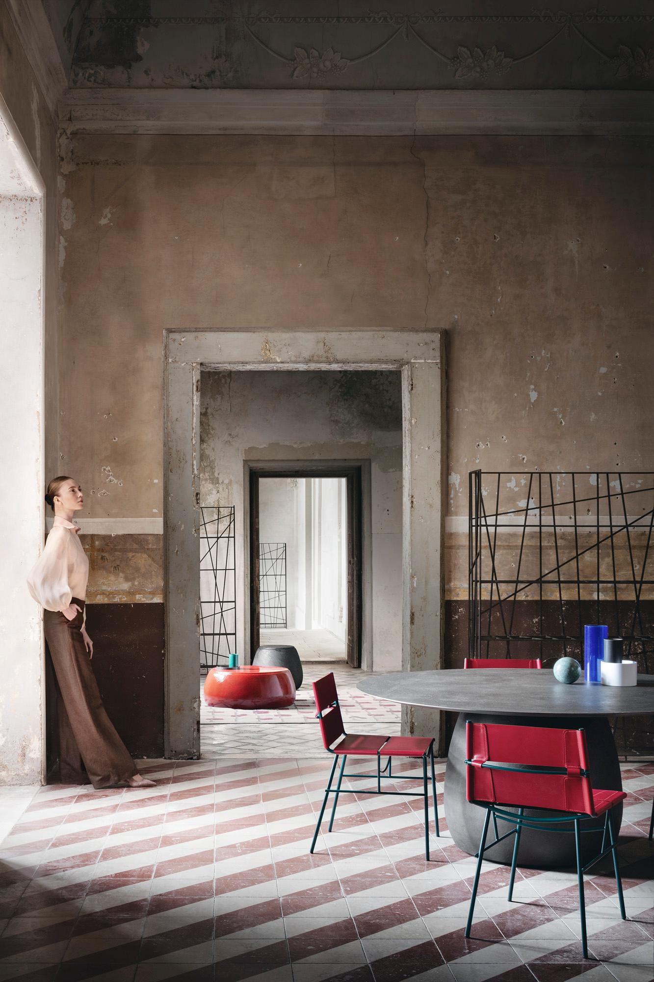italien Table de salle à manger Ce Studio du 21ème siècle en polystyrène rigide finition pierre de lave artisanale en vente