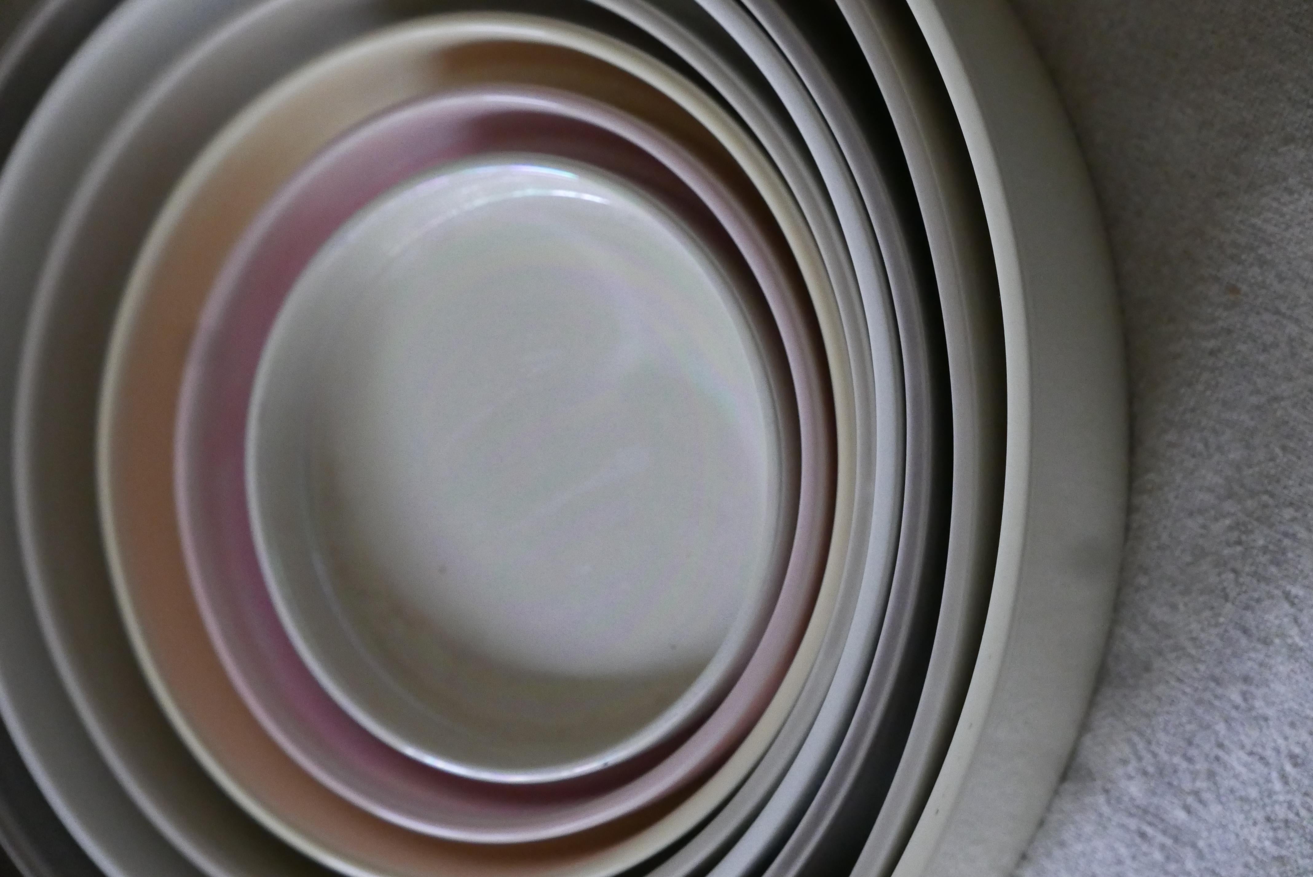 Keramik-Set des 21. Jahrhunderts, Servierteller in neutralen und warmen Tönen, hergestellt in Italien (21. Jahrhundert und zeitgenössisch) im Angebot