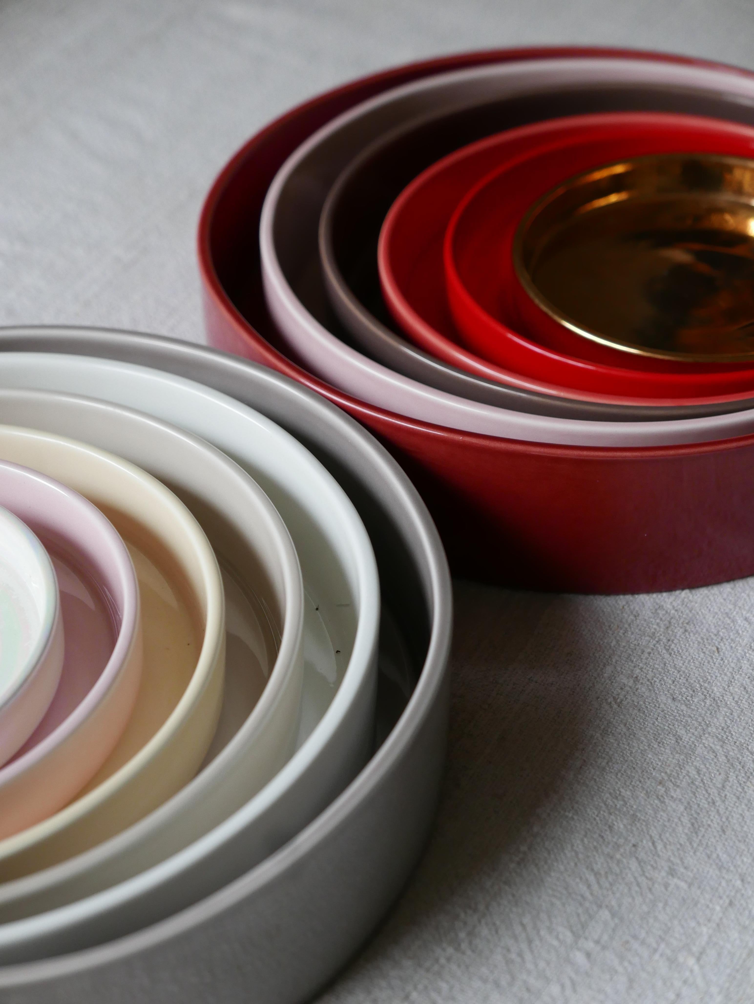 Keramik-Set des 21. Jahrhunderts, Servierteller in neutralen und warmen Tönen, hergestellt in Italien (Moderne) im Angebot