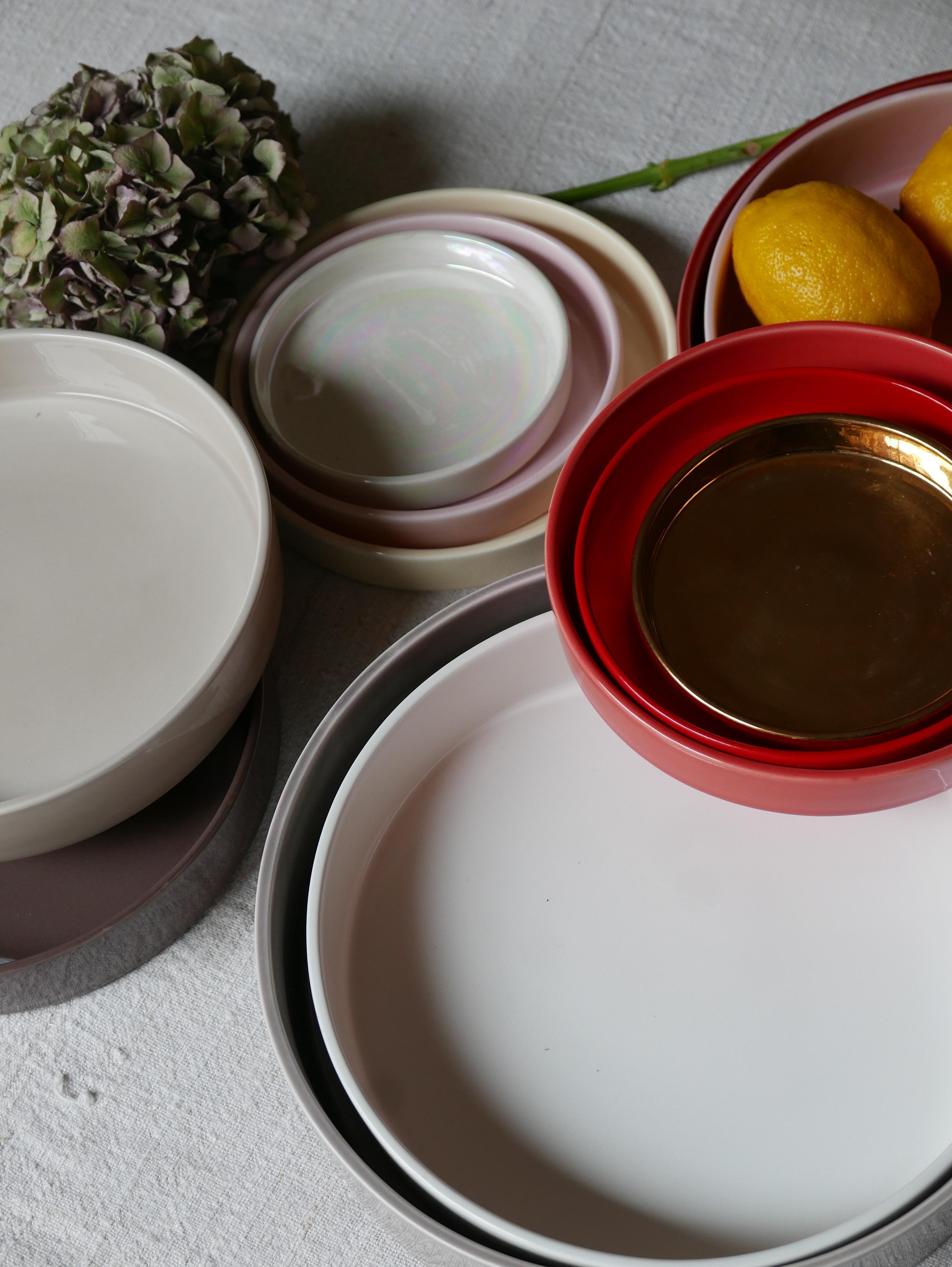 Keramik-Set des 21. Jahrhunderts, Servierteller in neutralen und warmen Tönen, hergestellt in Italien (Handbemalt) im Angebot