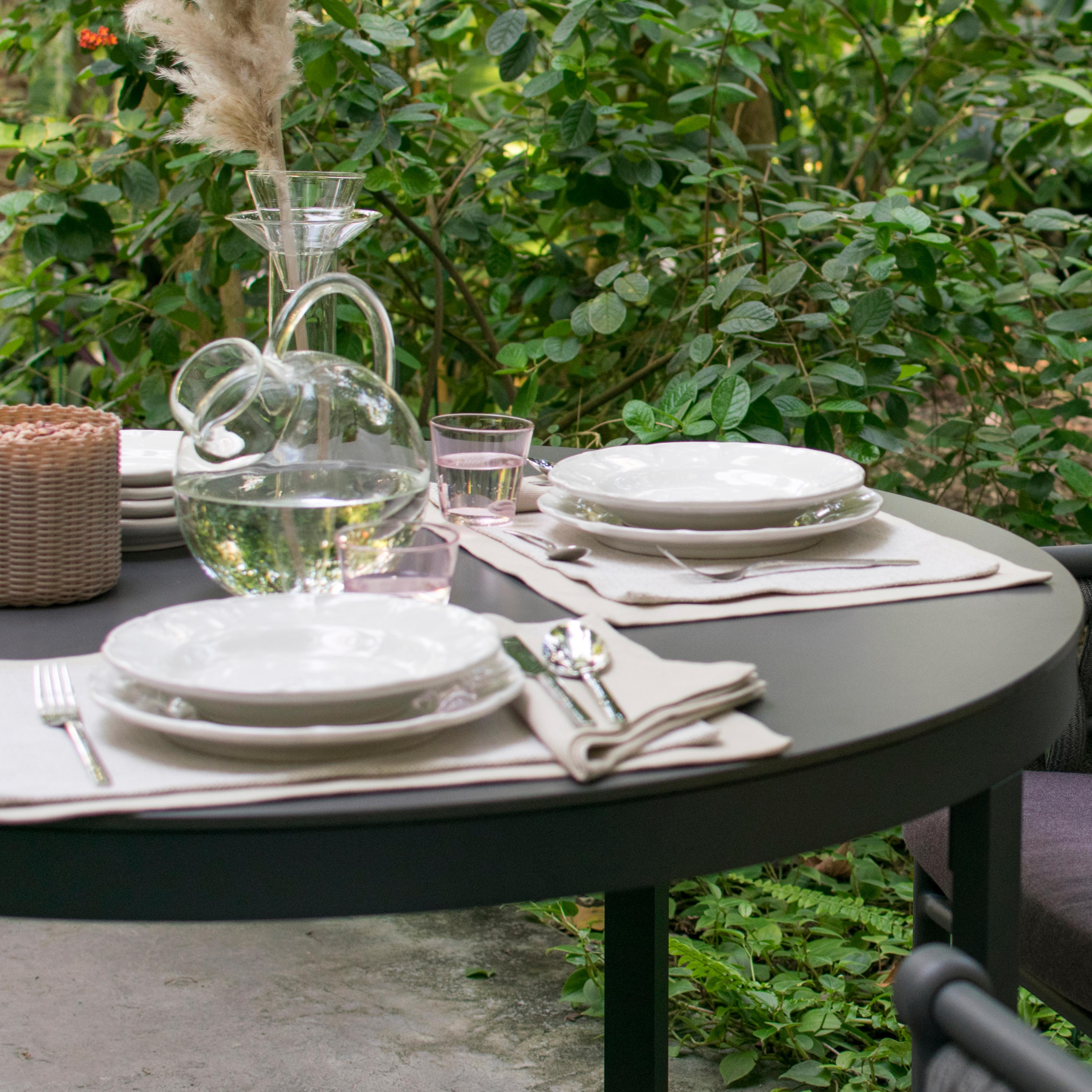 Collection Vietri, fabriquée en Italie. Service de table en céramique de Vietri réalisé et décoré à la main avec de la corne porte-bonheur, O'Curniciello, symbole superstitieux typique par excellence. Plaques en céramique, créées à la suite d'un