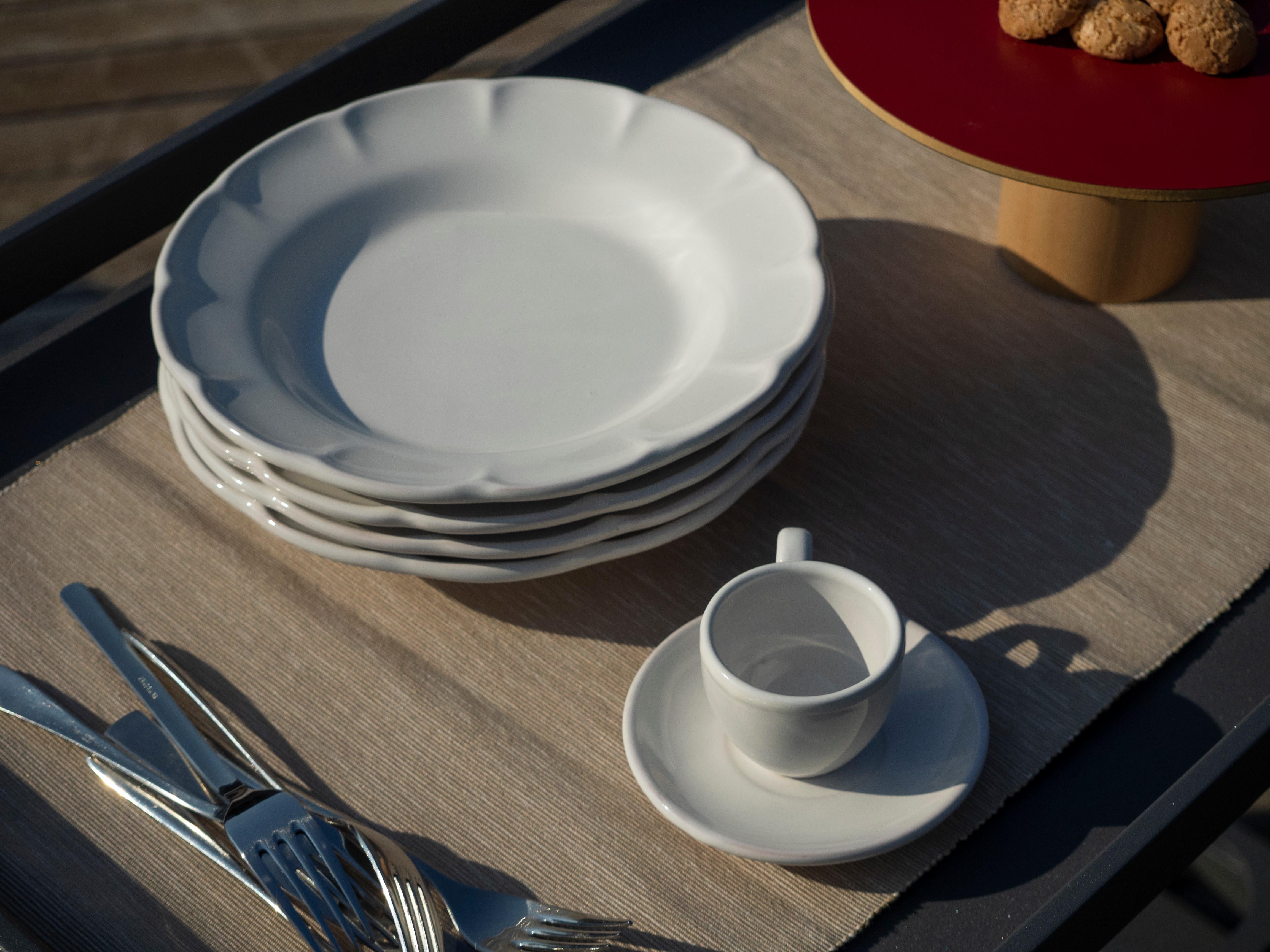Hand-Crafted 21st Century Vietri Ceramic set of 18 plates White Handmade Made in Italy For Sale