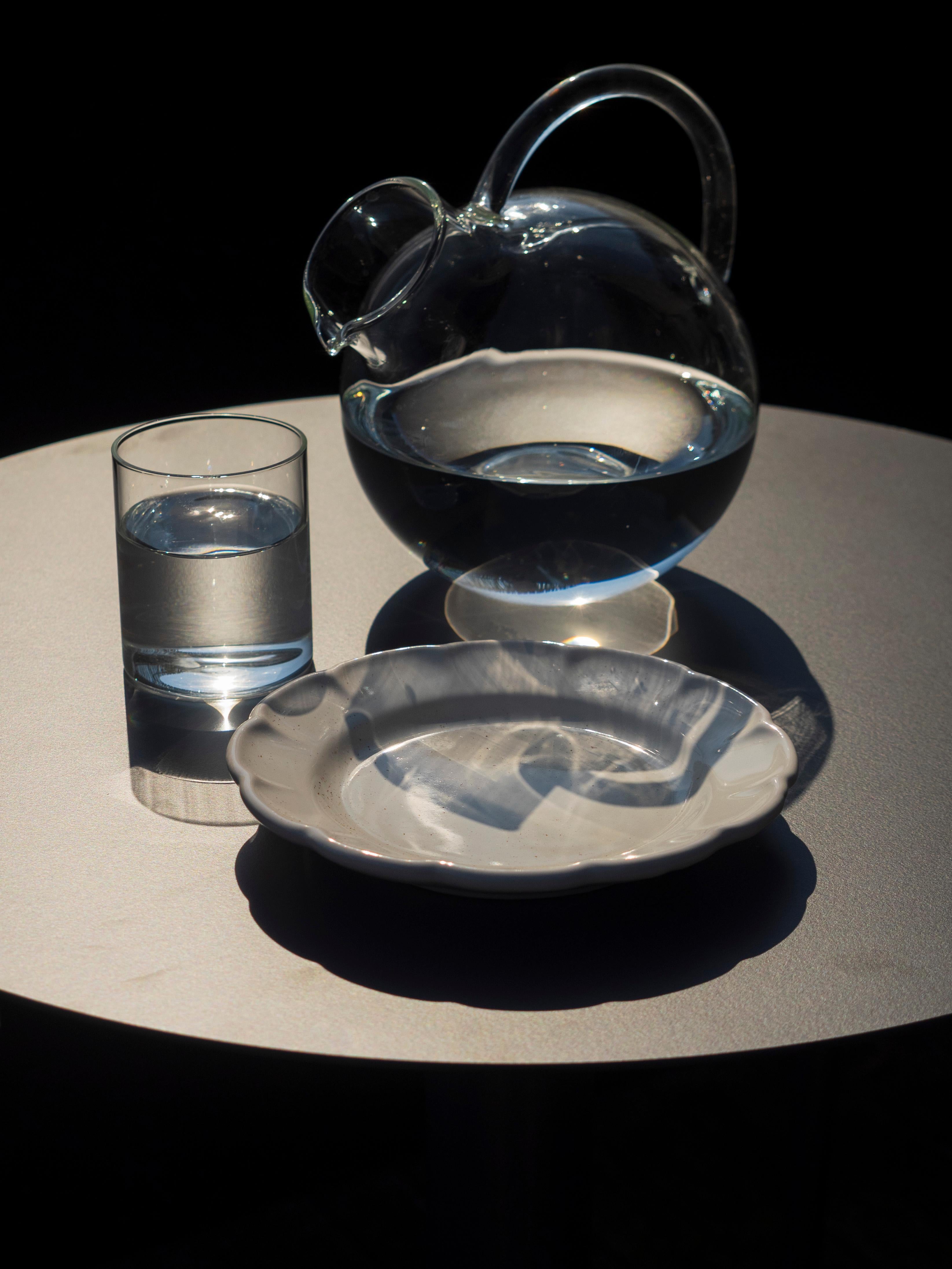 XXIe siècle et contemporain Ensemble de 18 assiettes en céramique Vietri blanche du 21e siècle, fabriquées à la main en Italie en vente