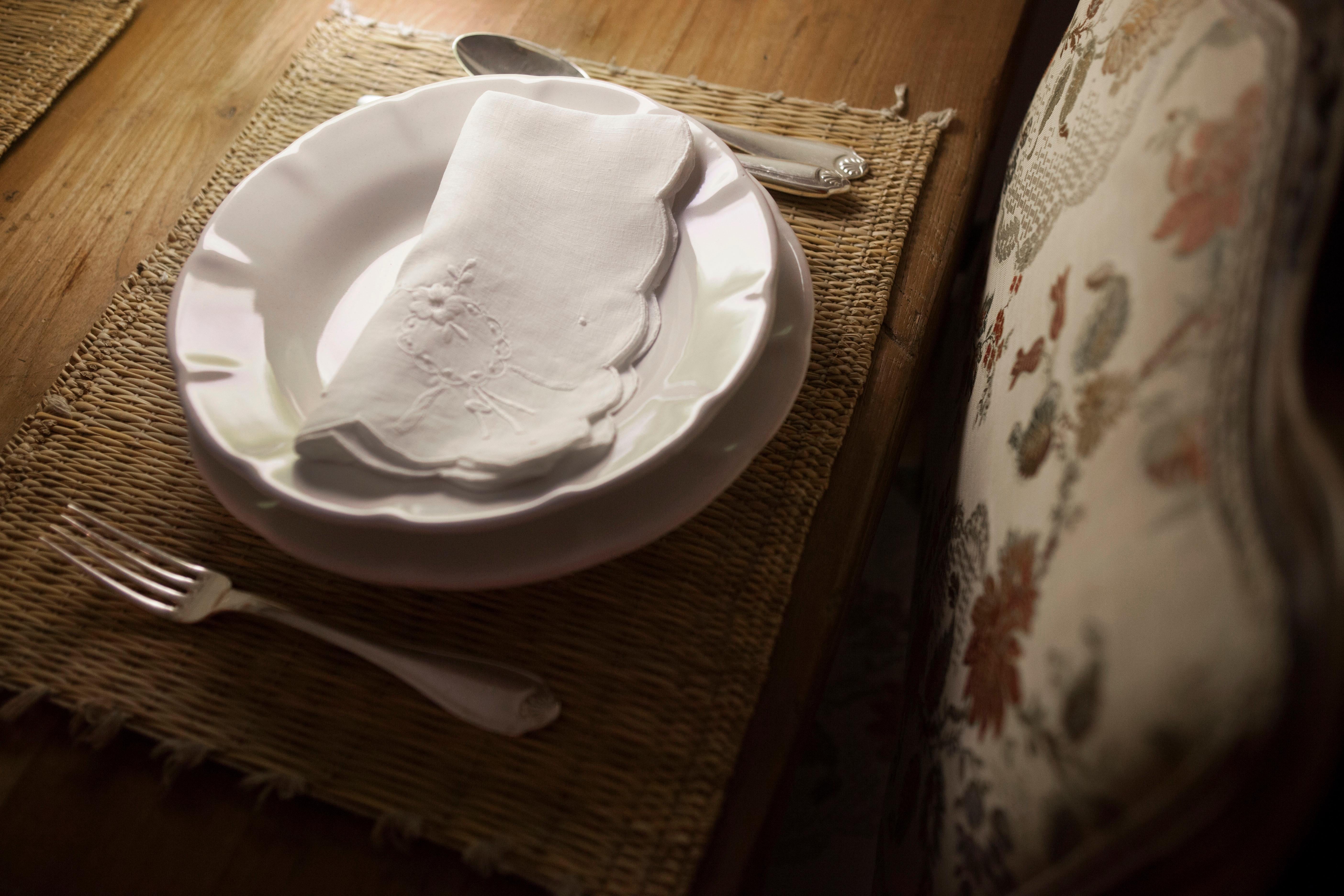Céramique Vietri du XXIe siècle  Assiettes latérales blanches fabriquées à la main en Italie, ensemble de tables  en vente 7