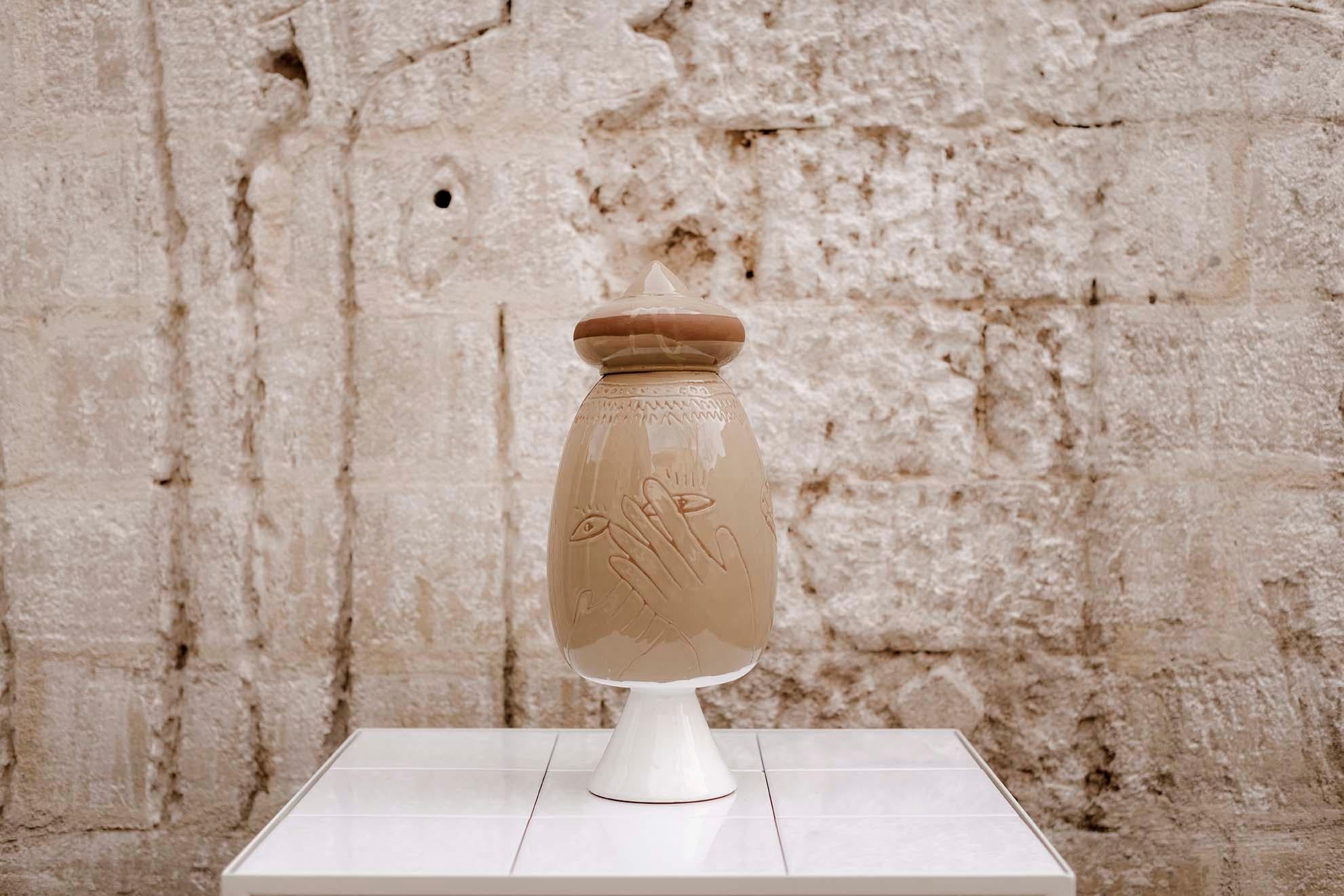 Ce vase de la collection Sighe' s'inspire d'un lieu historique influencé par la proximité d'un monastère qui introduit des signes et des inspirations et surtout un sens aigu de l'iconographie médiévale.

Le 