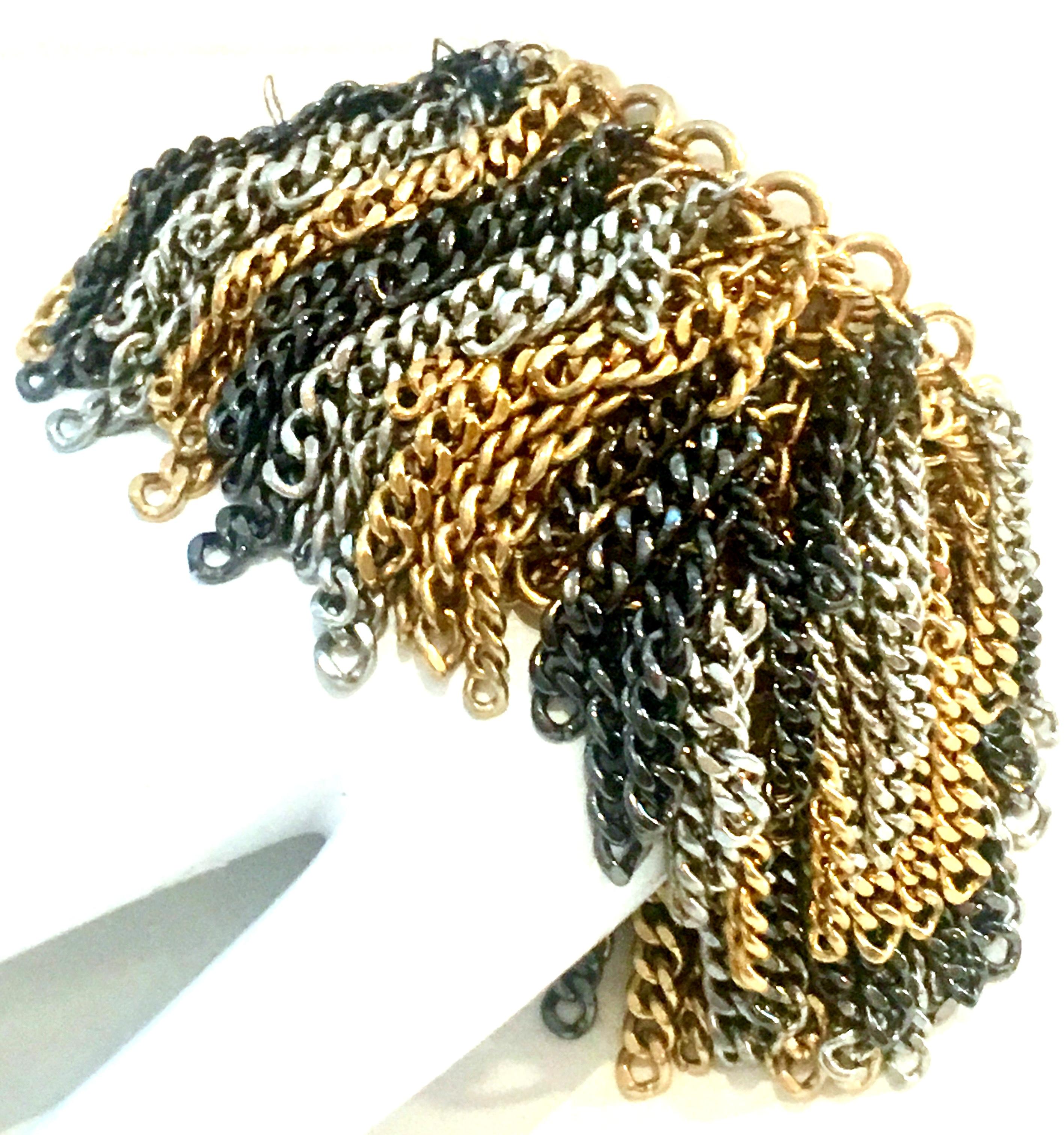 21st Century chain link 3-tone metal fringe bracelet. Features a magnetic close.
This piece is originally a Neiman Marcus piece and is unsigned.