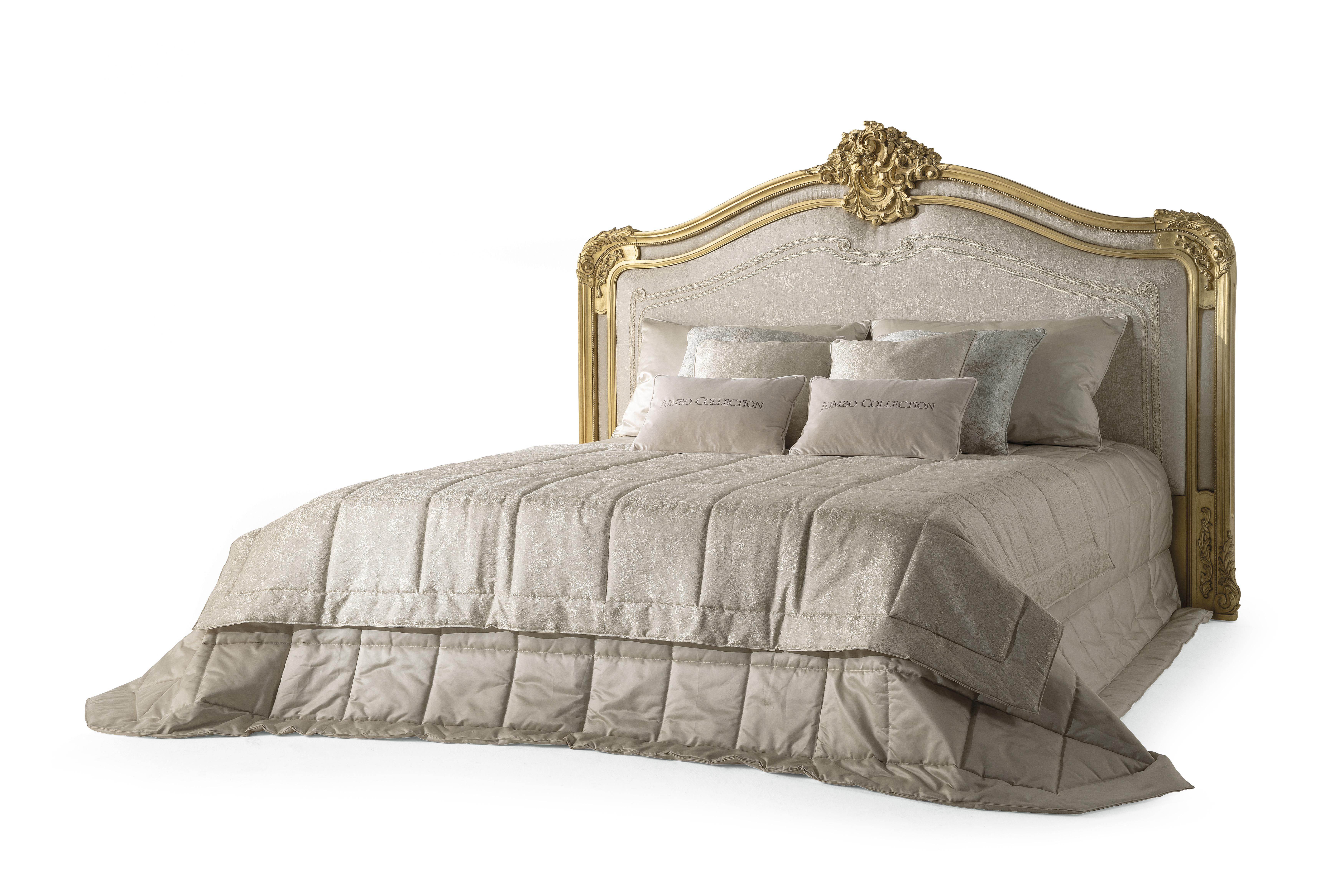 Chaine ist ein klassisches Bett im französischen Stil, das perfekt das Erbe der Marke Jumbo Collection zum Ausdruck bringt, bei dem die Liebe zum Detail, die Handwerkskunst und die edlen Materialien im Vordergrund stehen. Das prächtige Kopfteil aus