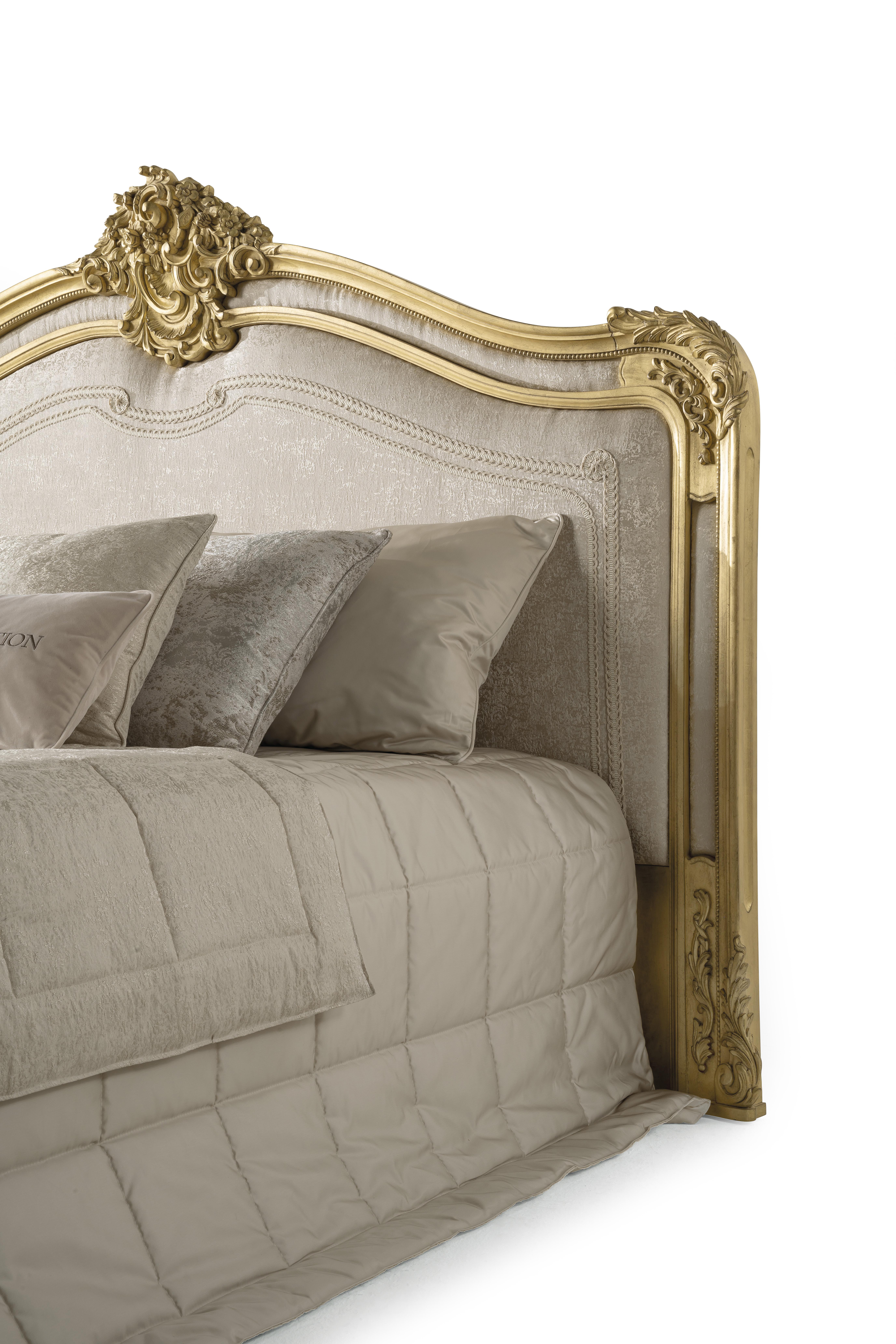 Cama Chaine Siglo XXI de Madera de Haya Tallada a Mano y Tela Luis XVI en venta