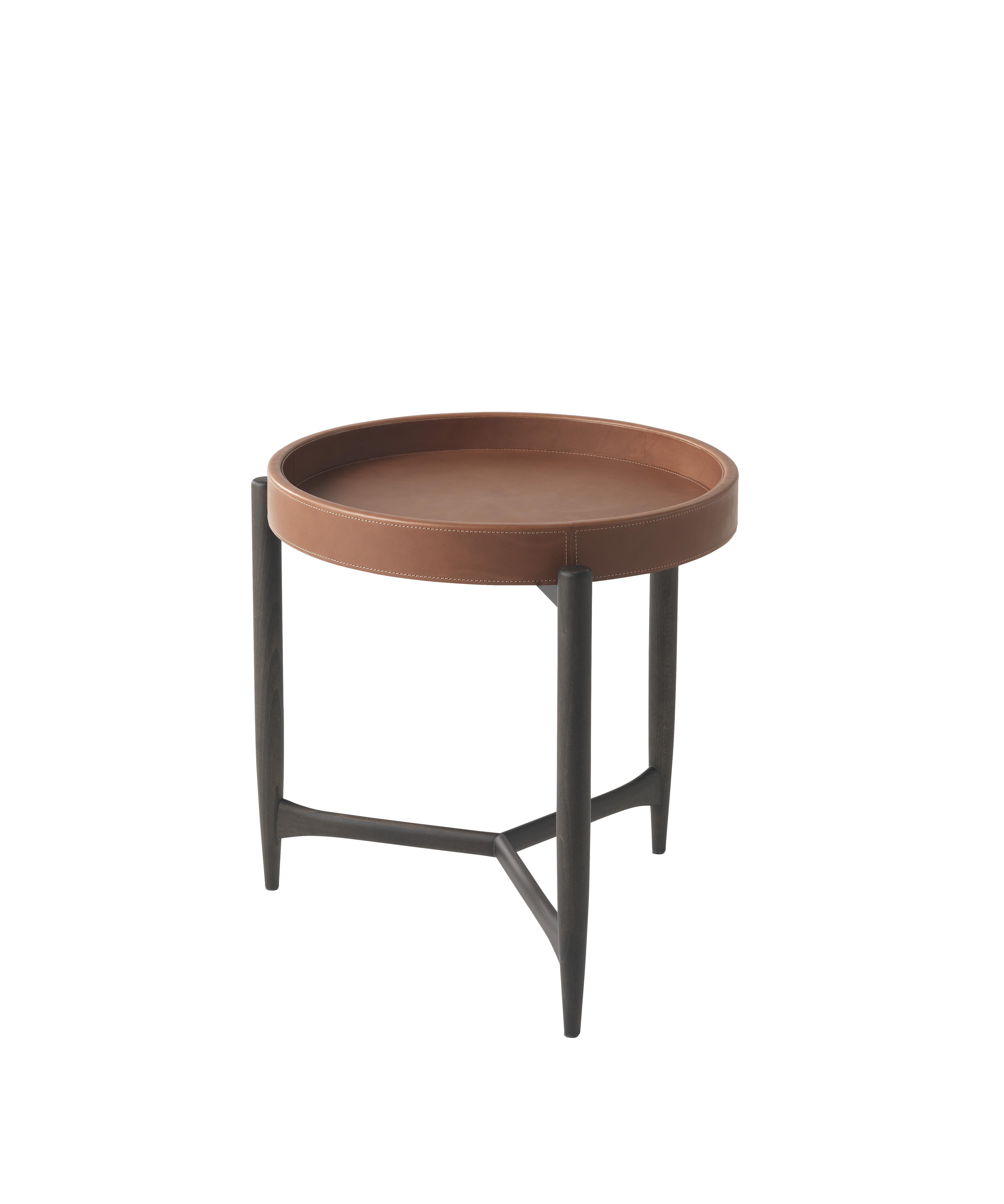 Essential lines and vintage charm for the Chambers round coffee table. The solid beech base pays homage to Nordic design and is combined with a top with saddle leather upholstery, lending a feeling of warmth and coziness.
Chambers side table with