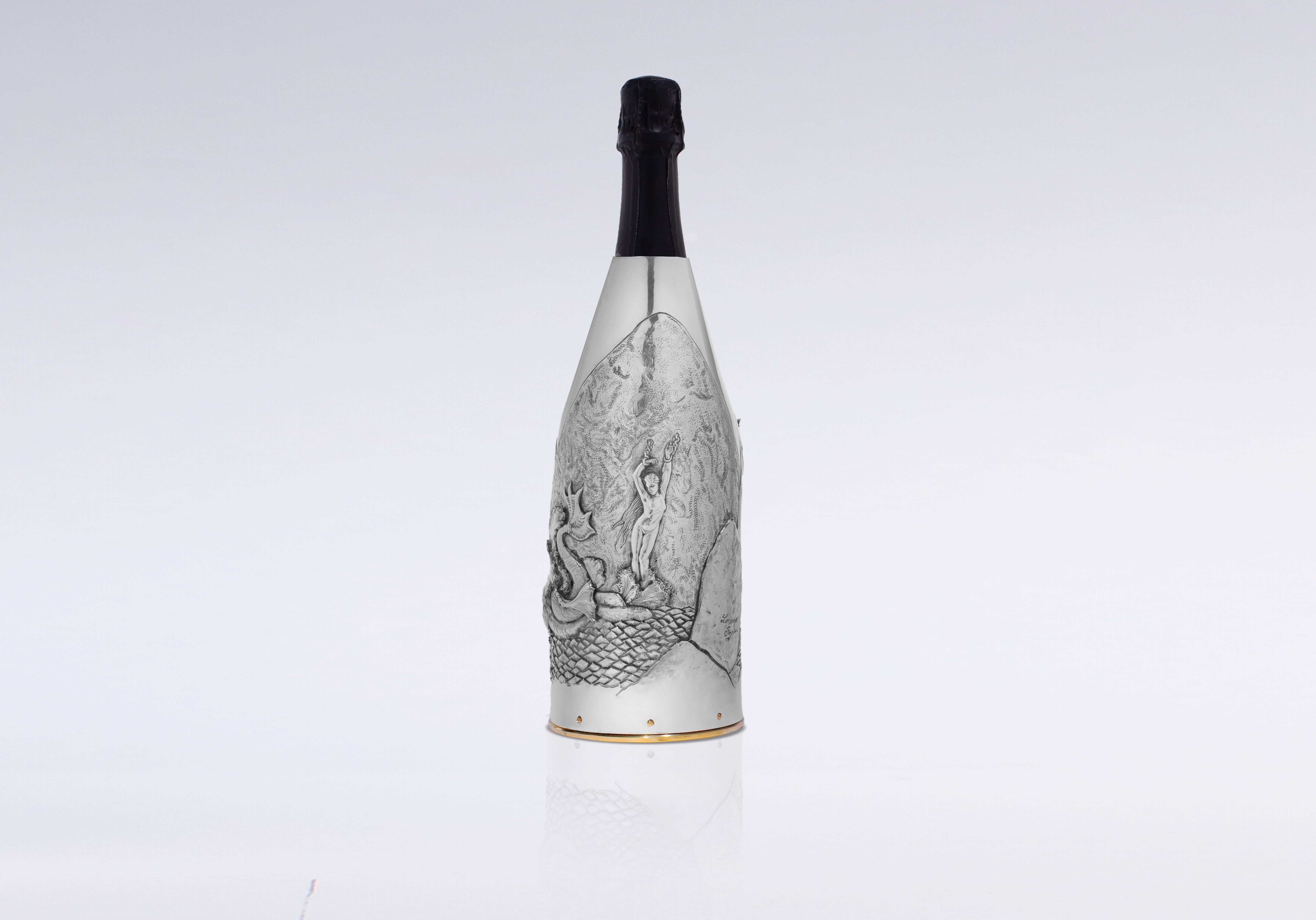 This champagne cover is a remarkable addition to our K-OVER Art collection.

Crafted from pure silver 999/°°, the artist skillfully depicted a scene from the epic poem “Orlando Furioso” by Ariosto. The cover portrays the captivating moment when