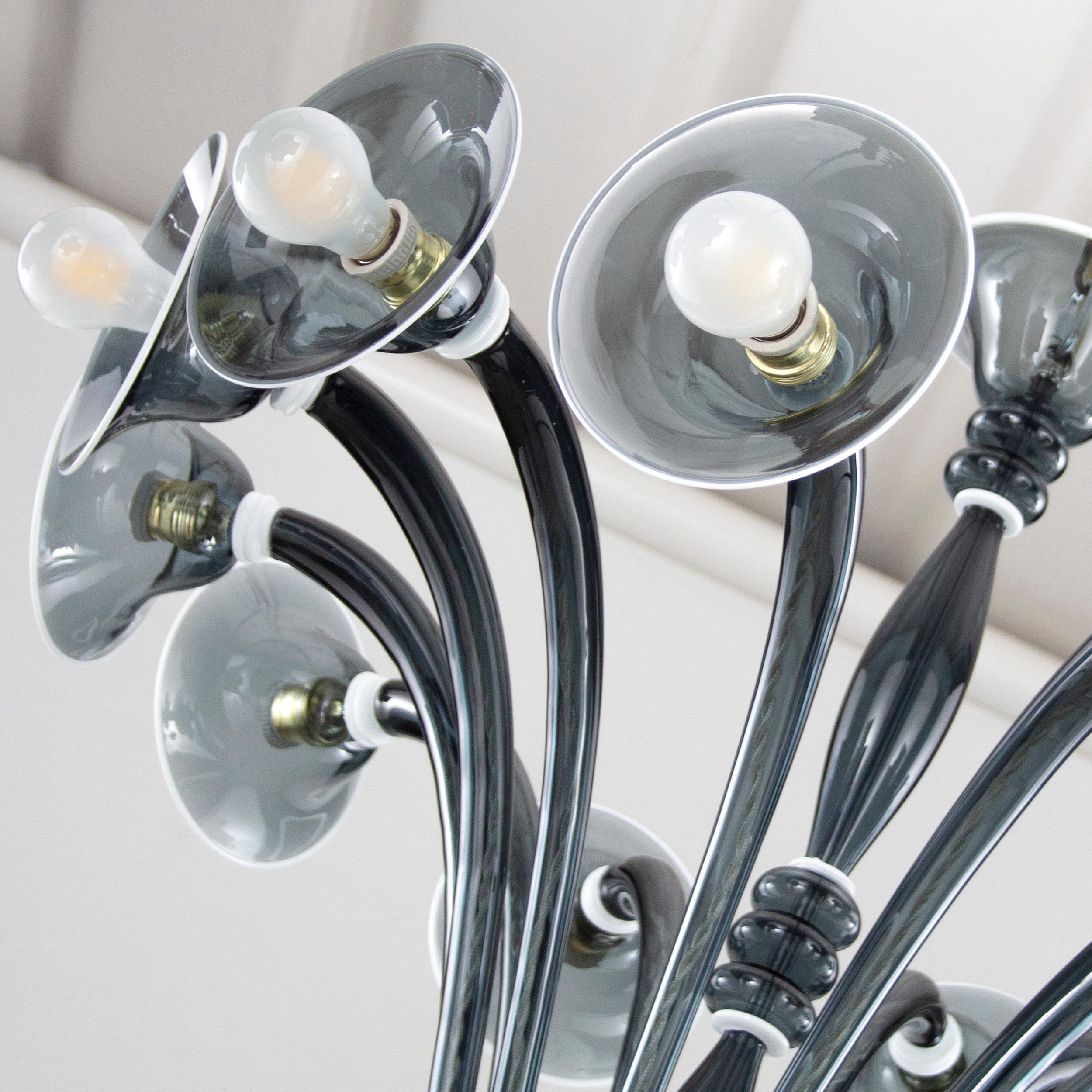 Italiano Lampadario del XXI secolo a 12 bracci in vetro di Murano grigio-blu-bianco di Multiforme in vendita