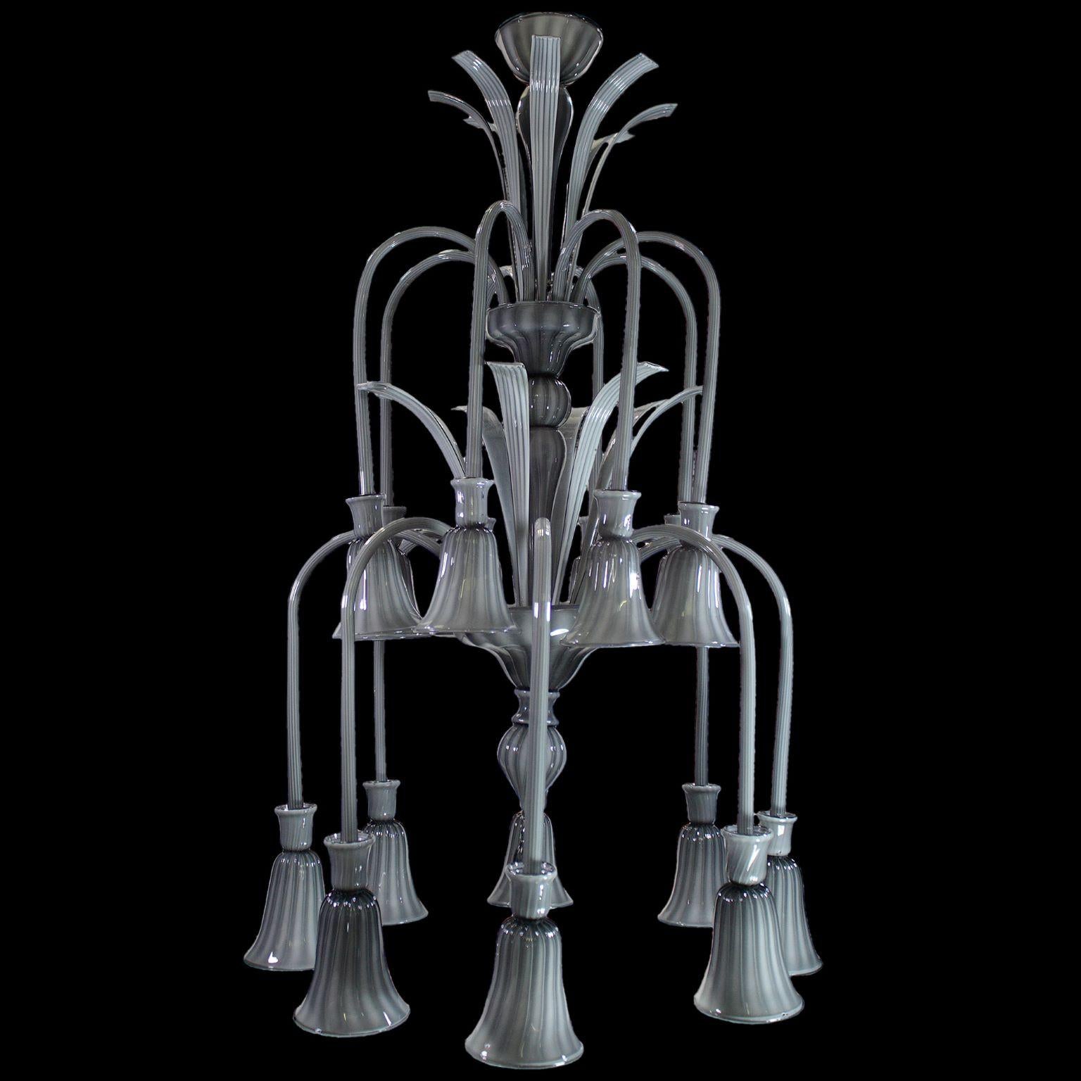 21st century chandelier 16 lights in encased grey Murano glass by Multiforme.

The Murano chandeliers collection Ritz is an explicit tribute to the Art Deco style. The whole composition is characterized by a series of elements typical of that