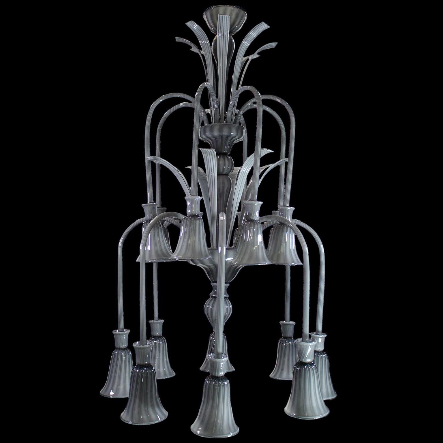 Lampadario del XXI secolo a 16 luci in vetro di Murano grigio incamiciato di Multiforme.

La collezione di lampadari di Murano Ritz è un esplicito omaggio allo stile Art Deco. L'intera composizione è caratterizzata da una serie di elementi tipici
