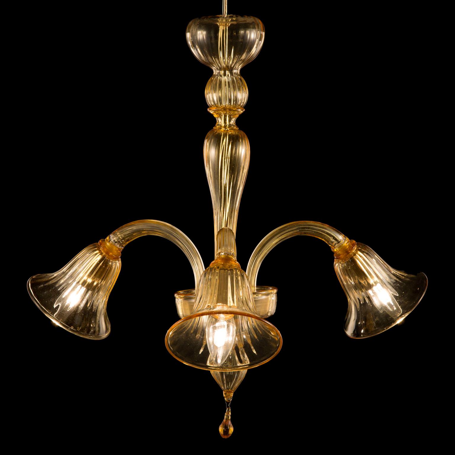 Simplicissimus 390 Kronleuchter mit 3 Lichtern aus bernsteinfarbenem Kunstglas von Multiforme 
Diese Collection'S aus Murano-Glas zeichnet sich durch ihre nach unten gerichteten Leuchten und ihre großartige Schlichtheit aus. Es ist das Ergebnis