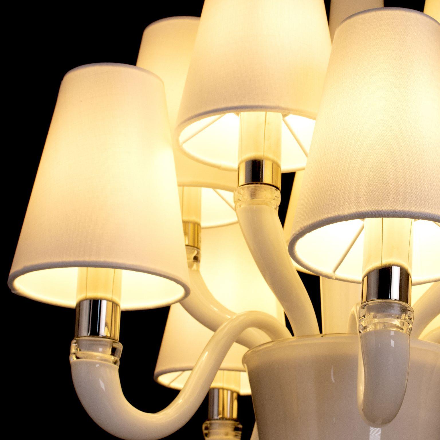 Kronleuchter des 21. Jahrhunderts, 5+5 Lichter, weißes Muranoglas, Lampenschirme von Multiforme im Zustand „Neu“ im Angebot in Trebaseleghe, IT