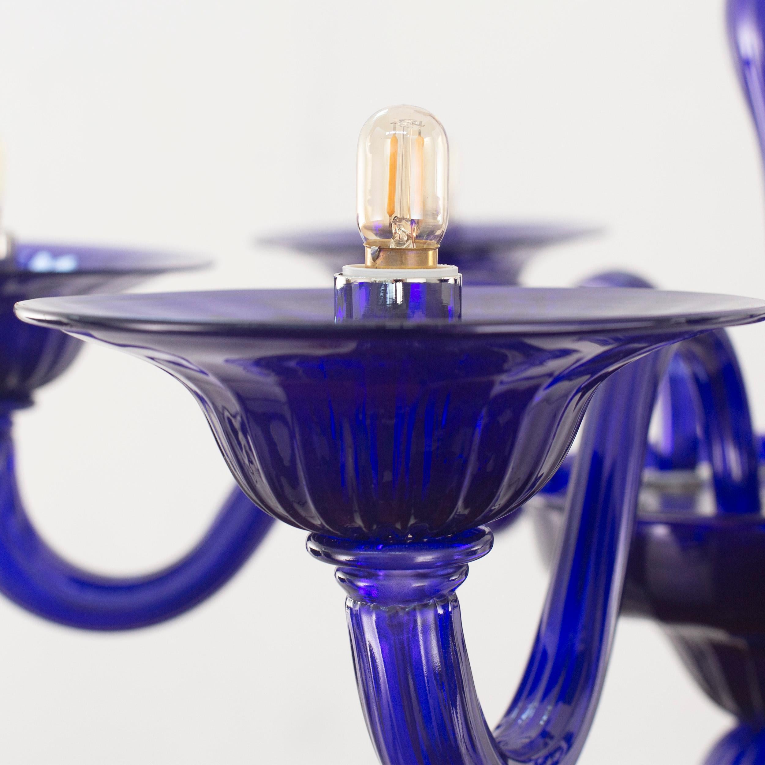 Lustre Simplicissimus 360, 6 lumières, en verre artistique bleu par Multiforme Lighting - Italie.
Cette collection en verre de Murano se caractérise par une superbe simplicité. Il est le résultat d'une recherche qui renvoie aux lustres classiques de