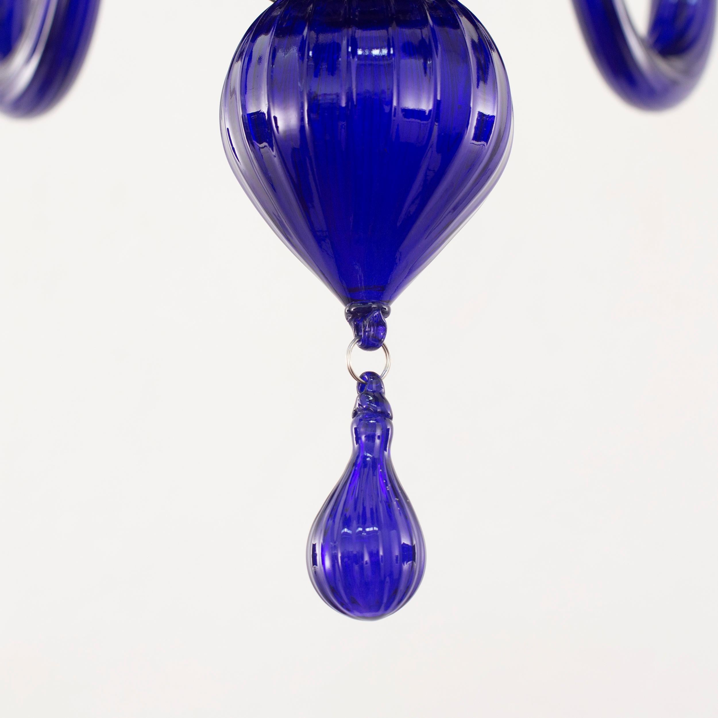 Lustre du 21e siècle, 6 bras en verre de Murano bleu par Multiforme en vente 1