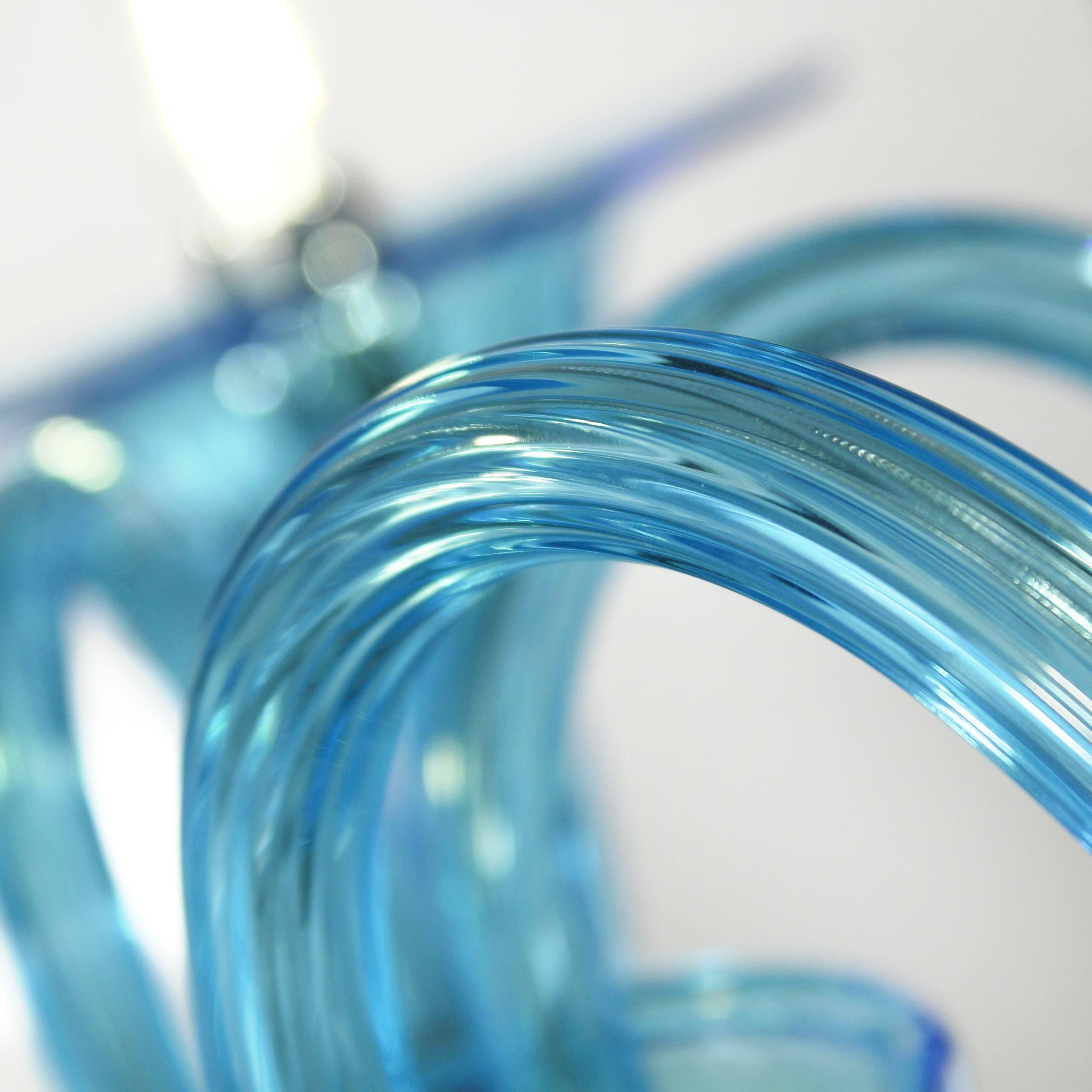 Lustre 360 Simplicissimus, 6 lumières, en verre artistique bleu clair par Multiforme
Cette collection en verre de Murano se caractérise par une superbe simplicité. Il est le résultat d'une recherche qui renvoie aux lustres classiques de Murano dans