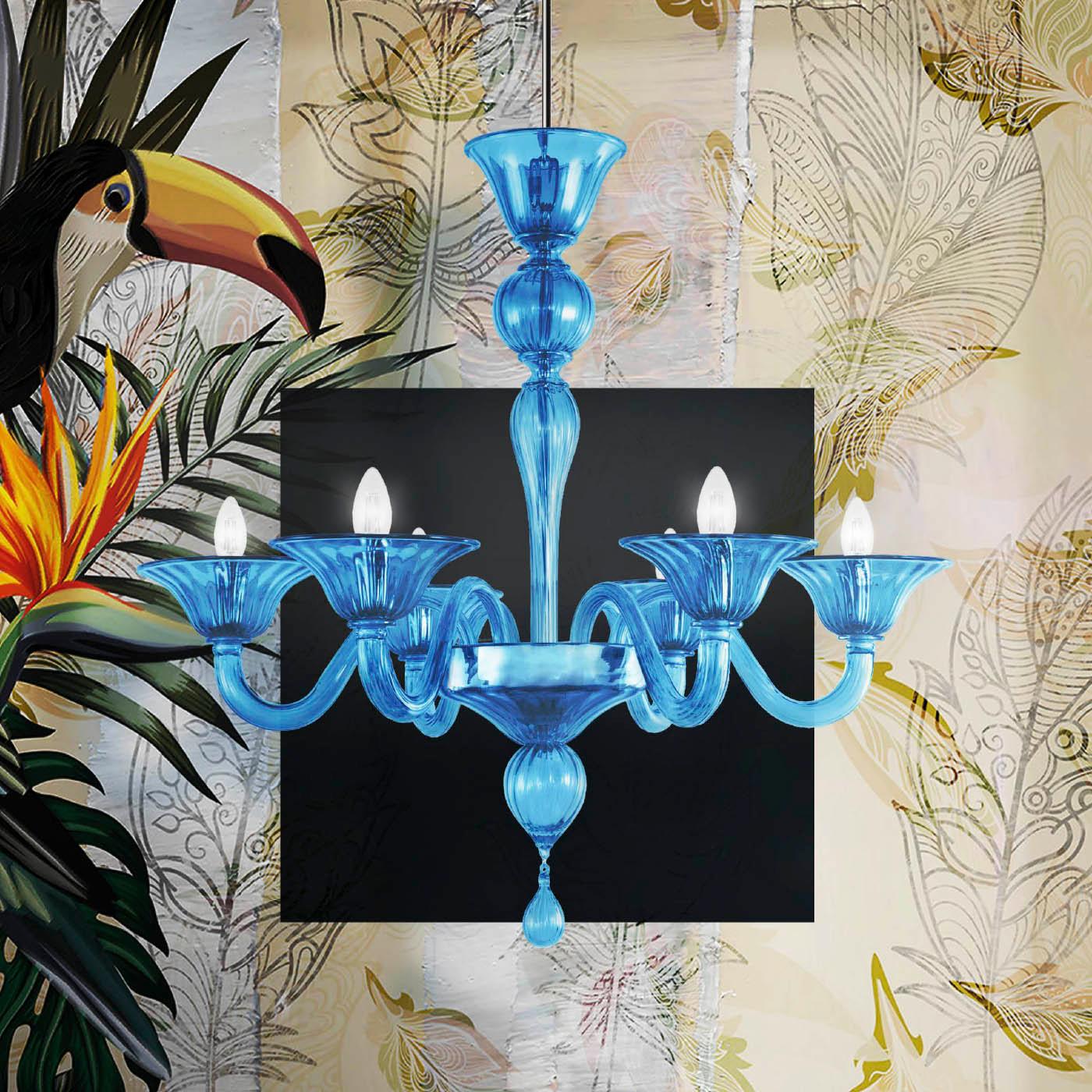 Lampadario Simplicissimus 360, 6 luci, in vetro artistico blu oceano di Multiforme
Questa collezione in vetro di Murano è caratterizzata da una superba semplicità. È il risultato di una ricerca che si rifà ai lampadari classici di Murano per