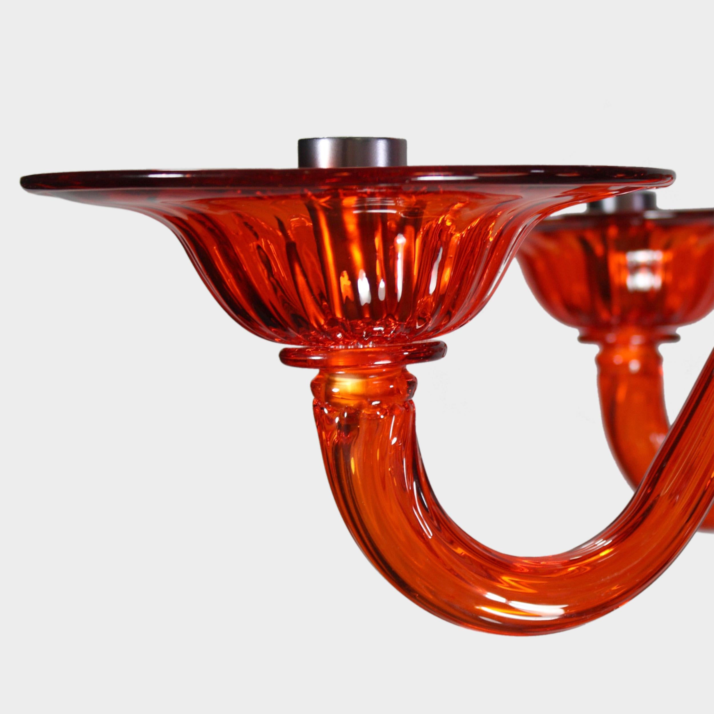 Simplicissimus 360 Kronleuchter mit 6 Leuchten aus orangefarbenem Kunstglas von Multiforme Lighting - Italien.
Diese Collection'S aus Murano-Glas zeichnet sich durch ihre außergewöhnliche Schlichtheit aus. Es ist das Ergebnis einer Forschung, die