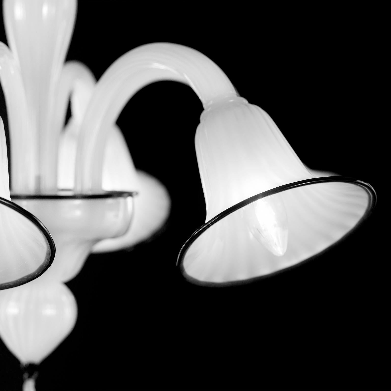 Altro Lampadario del XXI secolo, 6 bracci in vetro di Murano, dettagli neri di Multiforme in vendita