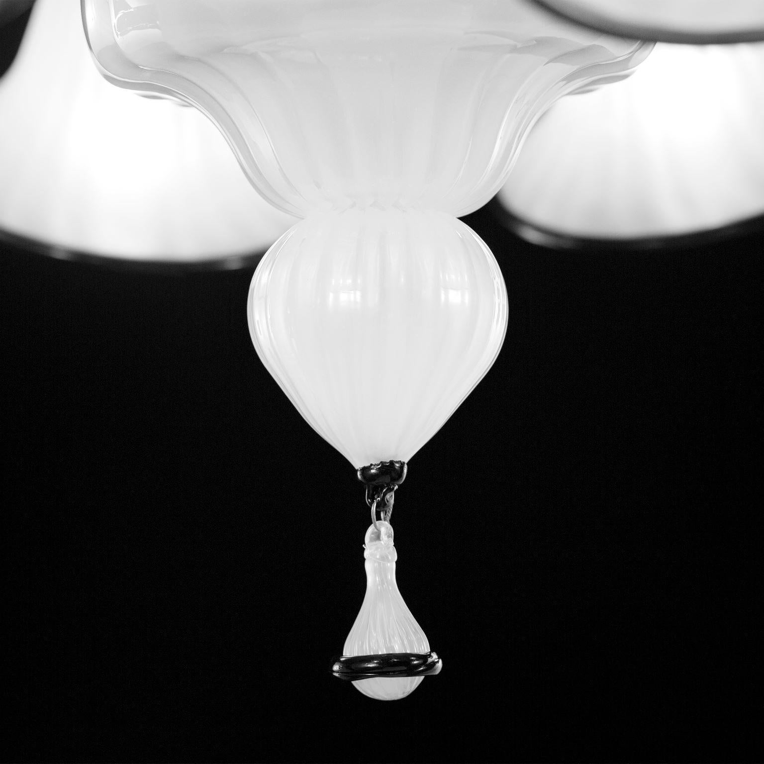 XXI secolo e contemporaneo Lampadario del XXI secolo, 6 bracci in vetro di Murano, dettagli neri di Multiforme in vendita