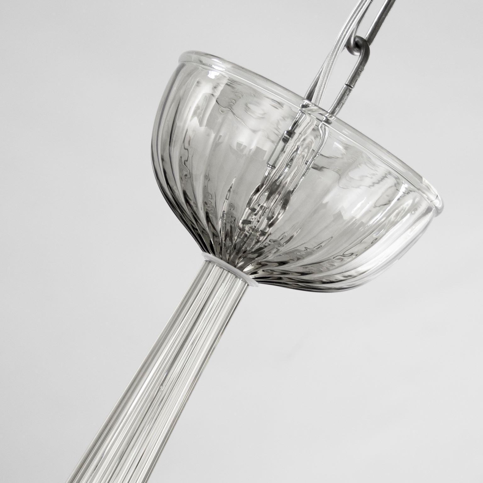 Italiano Lampadario del XXI secolo a 6 luci in vetro di Murano grigio di Multiforme in stock in vendita