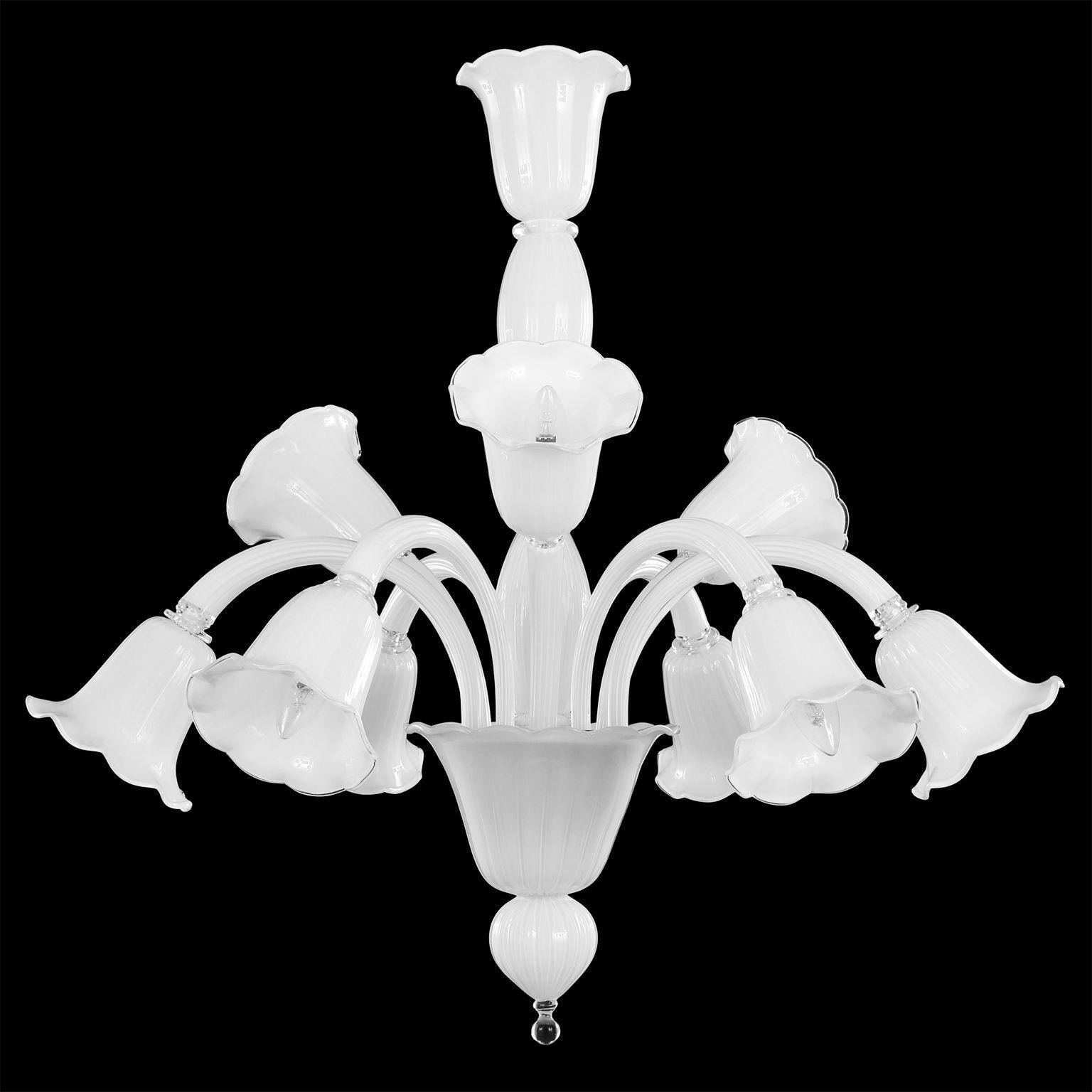 Lampadario Multiforme Bellepoque 394 a 6+3 luci, vetro di Murano incamiciato bianco
Come le altre collezioni Multiforme, anche Bellepoque è disponibile in due varianti: la Bellepoque 394 in vetro di Murano è la versione con luci verso il