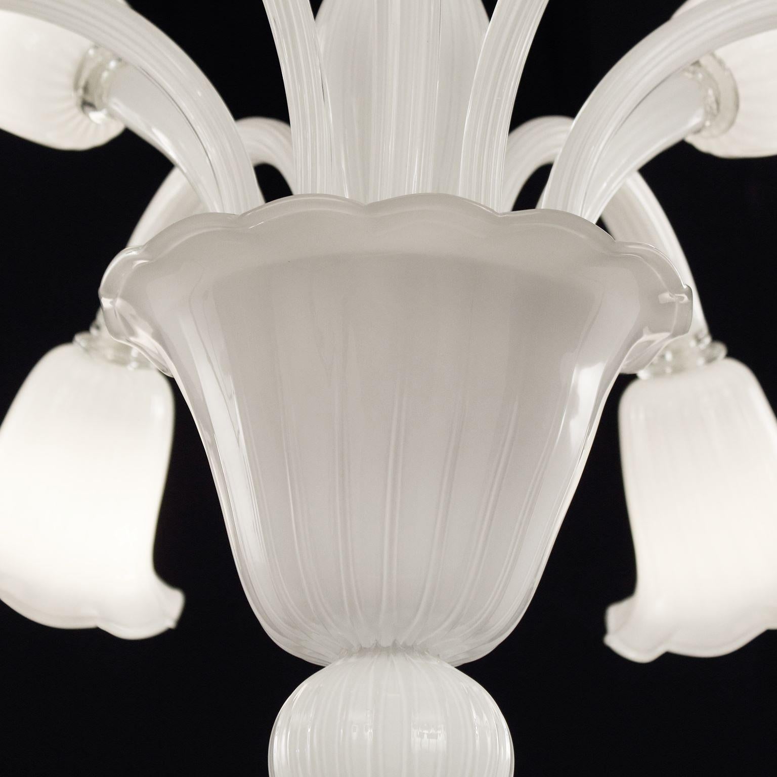 Altro Lampadario del XXI secolo a 9 luci, vetro di Murano bianco di Multiforme in stock in vendita