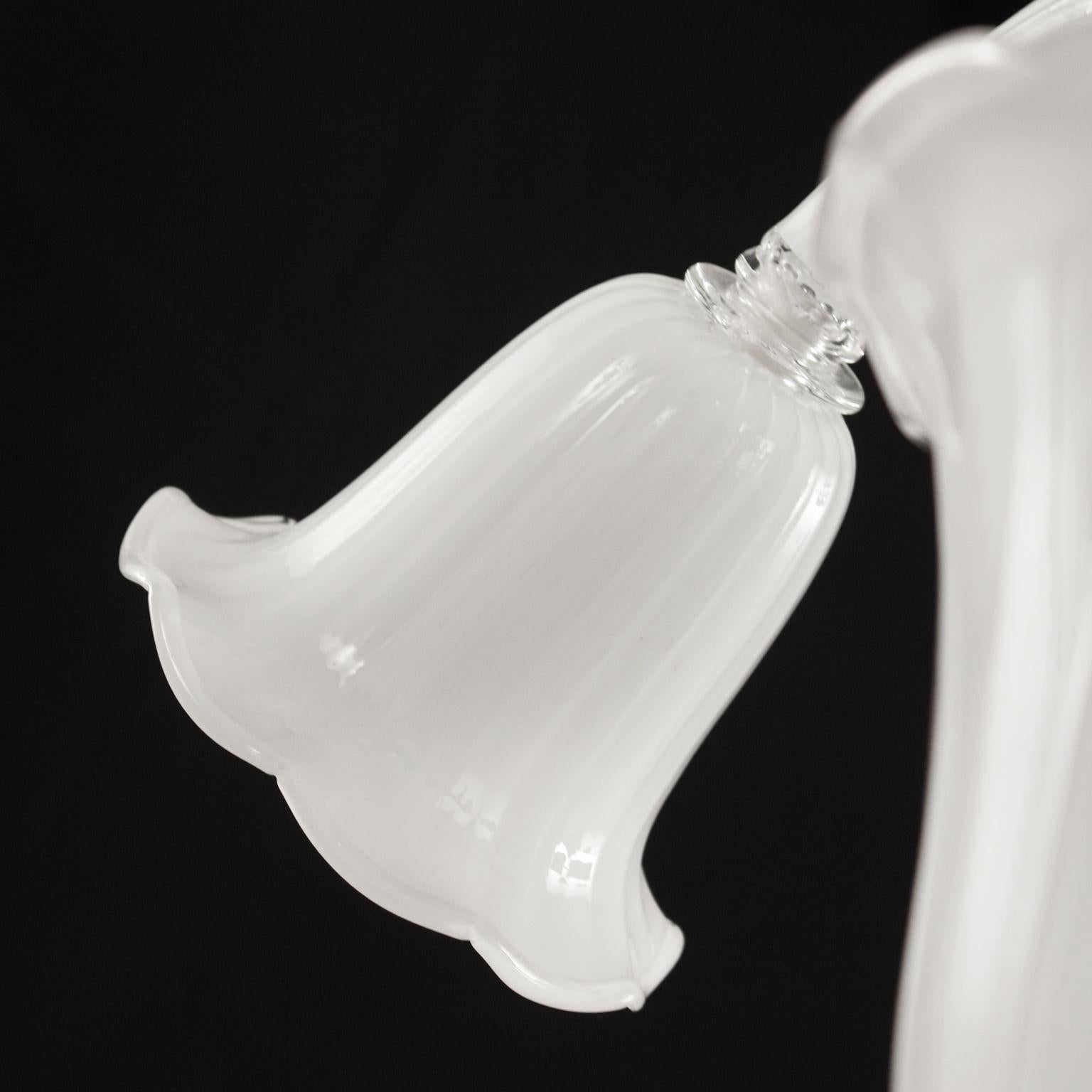 Italiano Lampadario del XXI secolo a 9 luci, vetro di Murano bianco di Multiforme in stock in vendita