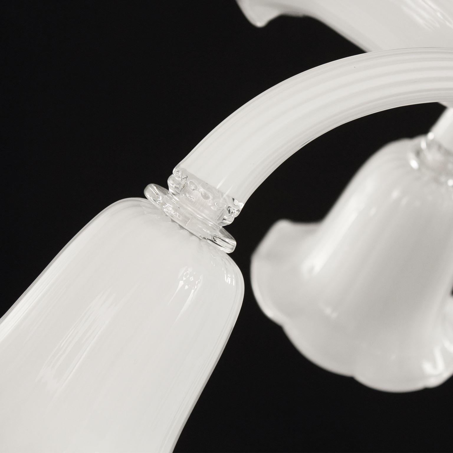 Lampadario del XXI secolo a 9 luci, vetro di Murano bianco di Multiforme in stock In condizioni Nuovo in vendita a Trebaseleghe, IT