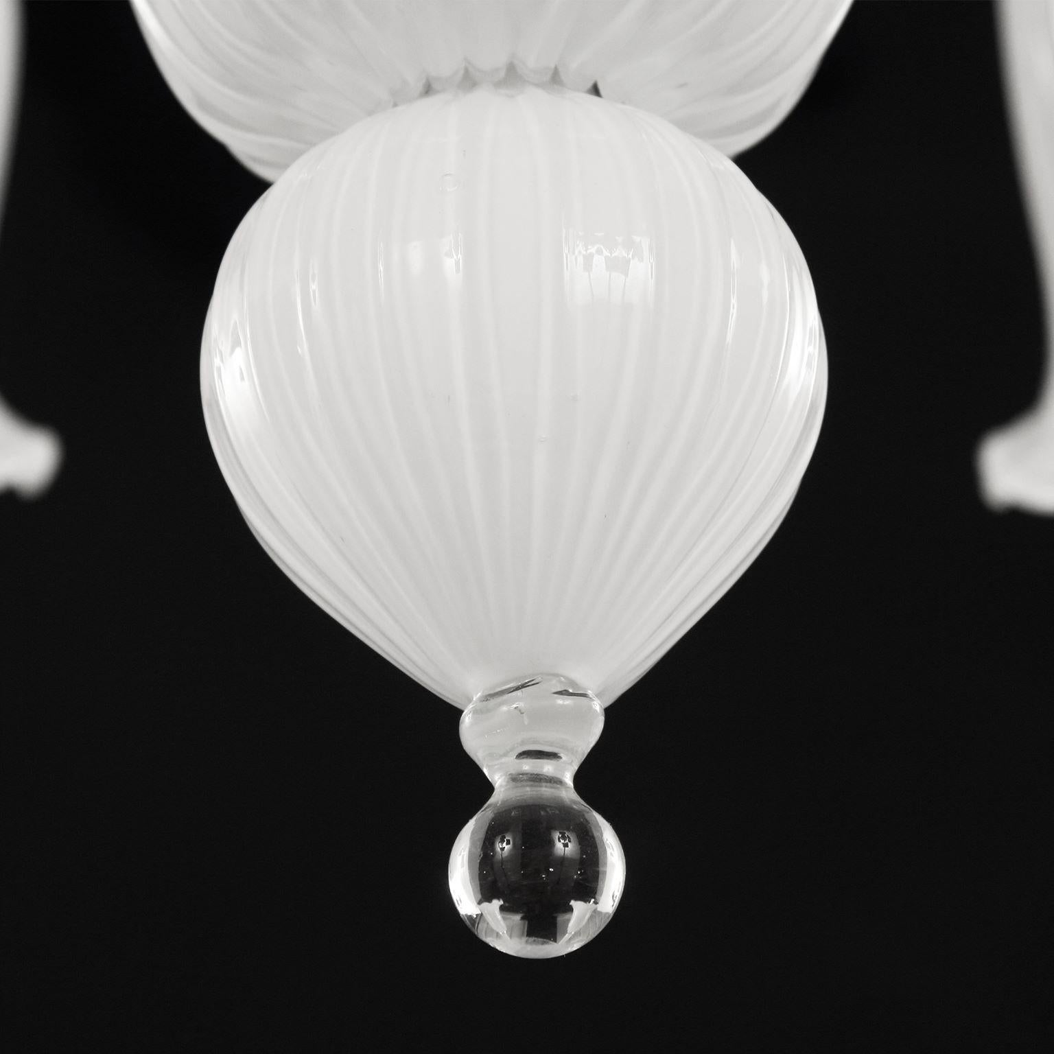Vetro soffiato Lampadario del XXI secolo a 9 luci, vetro di Murano bianco di Multiforme in stock in vendita