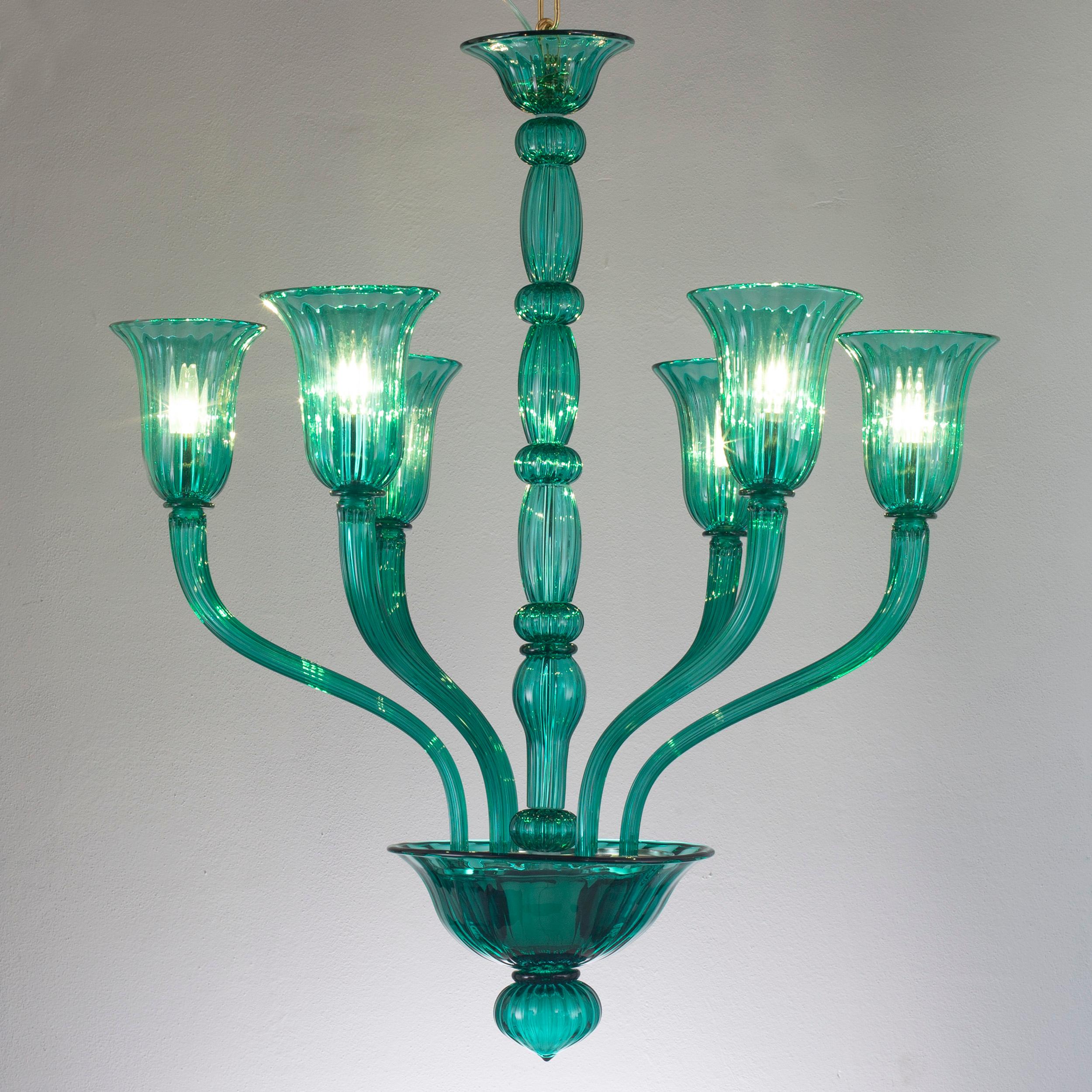 Modern chandelier 6 lights. Marine green Murano glass with climbing arms by Multiforme.

The blown glass of this Venetian chandelier is inspired from the Art Deco style. It is characterized by long arms which are bended upwards and by encased
